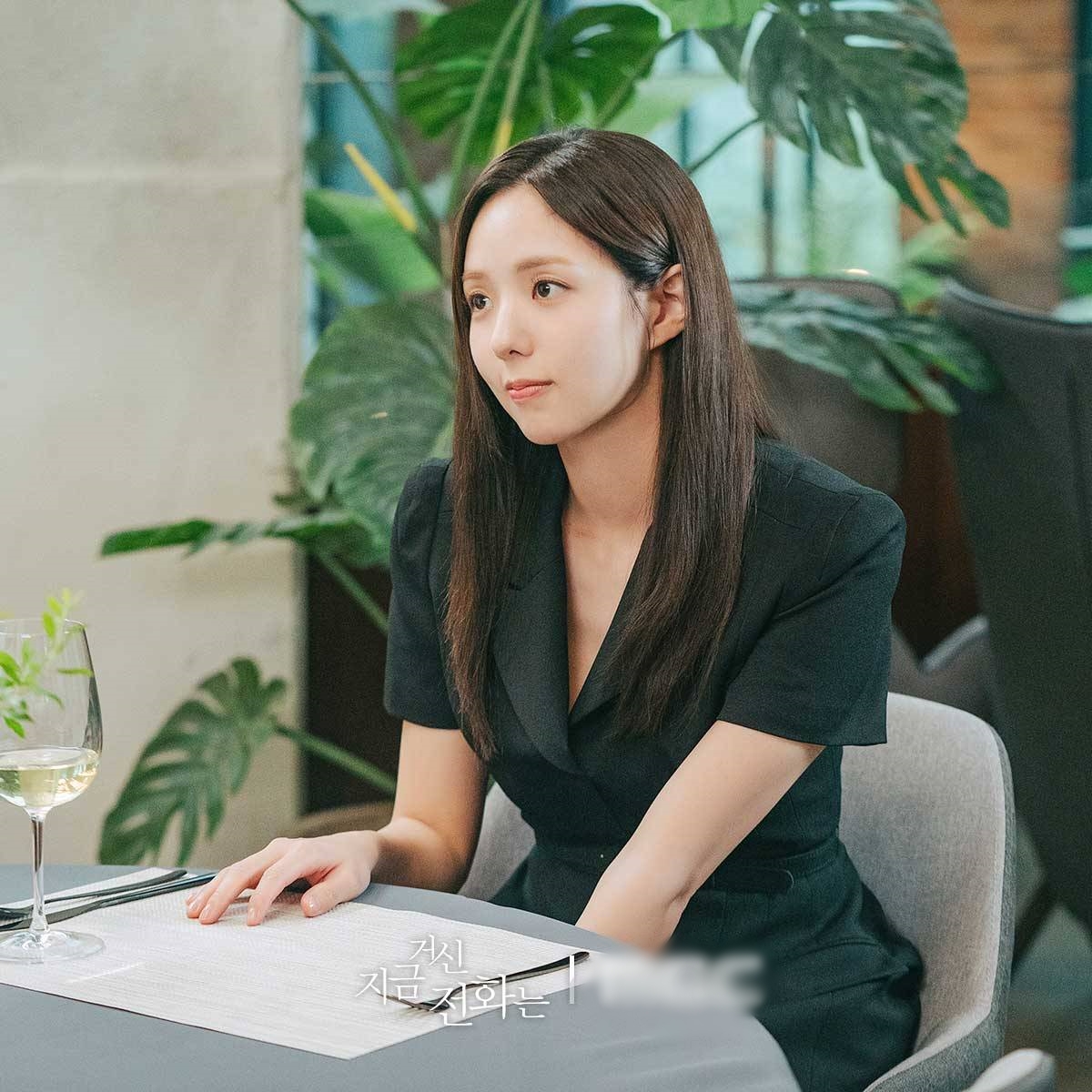 Những bộ c&aacute;nh của Chae Soo Bin trong phim đều kh&aacute; đơn giản v&agrave; mang t&iacute;nh ứng dụng cao, thể hiện sự tinh tế trong c&aacute;ch phối đồ. Việc sử dụng trang phục đơn sắc, tối giản cũng g&oacute;p phần thể hiện phong c&aacute;ch chuy&ecirc;n nghiệp cho mỗi bộ outfit.