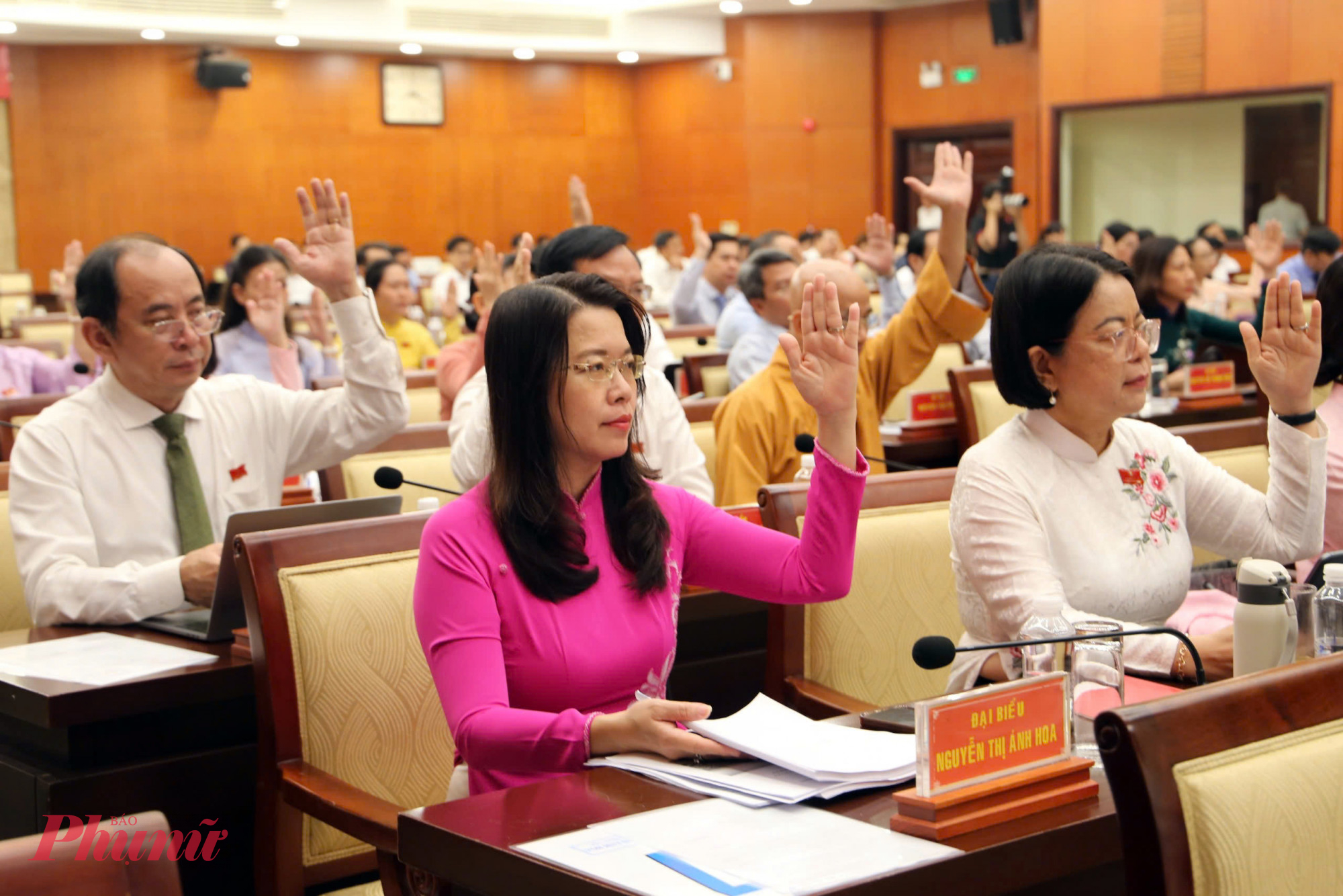C&aacute;c đại biểu HĐND TPHCM biểu quyết th&ocirc;ng qua tờ tr&igrave;nh tại kỳ họp - Ảnh: Thanh T&acirc;m