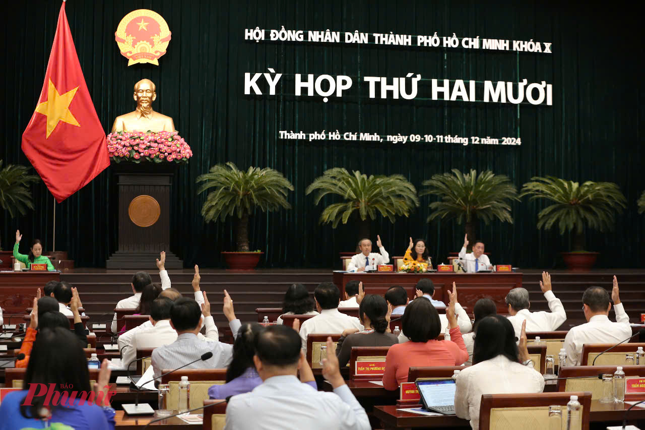 C&aacute;c đại biểu HĐND TPHCM biểu quyết th&ocirc;ng qua nghị quyết tại kỳ họp - Ảnh: Ph&ugrave;ng Huy