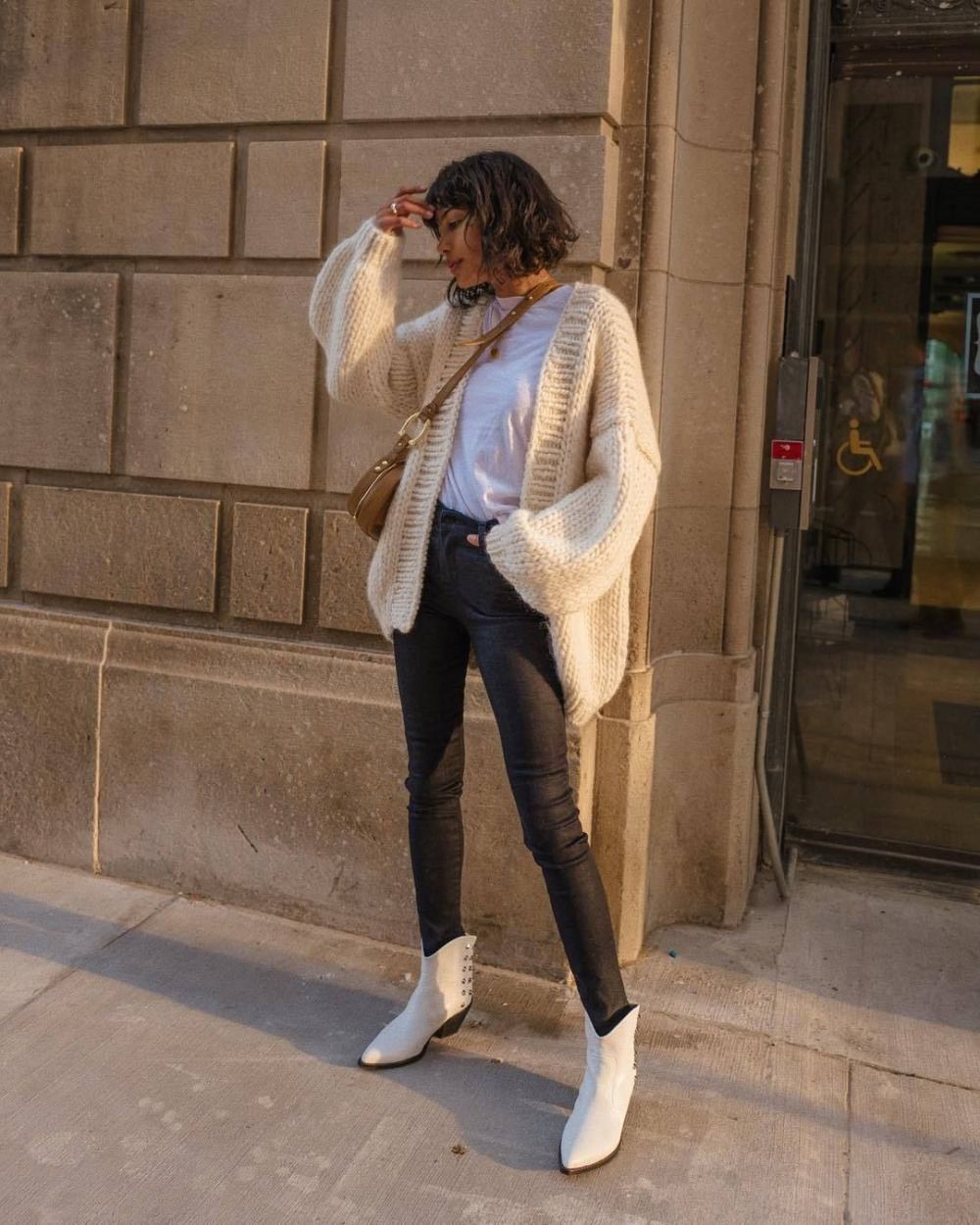 Chelsea boots khi kết hợp với quần jeans sẽ mang đến n&eacute;t hiện đại v&agrave; s&agrave;nh điệu cho tổng thể trang phục. Khi phối quần jeans rộng với boot, bạn c&oacute; thể sơ vin &aacute;o thun hoặc &aacute;o hoodie b&ecirc;n trong để tạo sự gọn g&agrave;ng. Th&ecirc;m một chiếc &aacute;o kho&aacute;c d&aacute;ng d&agrave;i oversized kho&aacute;c hờ b&ecirc;n ngo&agrave;i cũng tạo cảm gi&aacute;c &ldquo;cool ngầu&rdquo; nhưng vẫn thanh lịch.  Để ho&agrave;n thiện trang phục, h&atilde;y c&acirc;n nhắc chọn phụ kiện như t&uacute;i đeo ch&eacute;o tối m&agrave;u hoặc k&iacute;nh m&aacute;t l&agrave; lựa chọn l&yacute; tưởng. Nếu muốn ph&aacute; c&aacute;ch hơn, bạn c&oacute; thể chọn mặc quần jeans d&aacute;ng ngắn c&ugrave;ng một đ&ocirc;i Chelsea boot c&oacute; chi tiết độc đ&aacute;o như đế chunky hoặc phần thun m&agrave;u nổi bật. Phong c&aacute;ch n&agrave;y kh&ocirc;ng chỉ ho&agrave;n hảo cho những buổi dạo phố m&agrave; c&ograve;n ph&ugrave; hợp cho c&aacute;c buổi gặp gỡ bạn b&egrave;, mang lại vẻ ngo&agrave;i năng động thu h&uacute;t. 