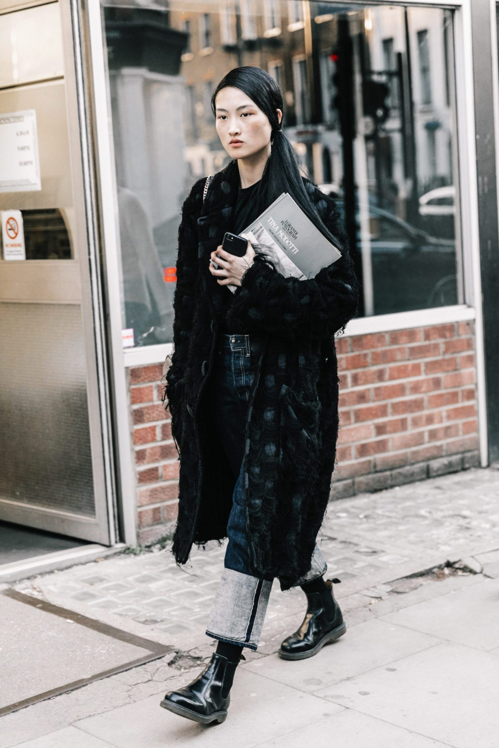 Outfit &ldquo;all black&rdquo; kh&ocirc;ng chỉ mang lại vẻ ngo&agrave;i b&iacute; ẩn m&agrave; c&ograve;n to&aacute;t l&ecirc;n sự tinh tế v&agrave; hiện đại. H&atilde;y chọn một chiếc &aacute;o kho&aacute;c d&agrave;i chất liệu dạ hoặc da để tạo điểm nhấn cho tổng thể. Quần &acirc;u cạp cao gi&uacute;p hack d&aacute;ng, trong khi khăn qu&agrave;ng cổ to bản vừa giữ ấm, vừa th&ecirc;m phần sang trọng. Chelsea boot l&agrave; mảnh gh&eacute;p ho&agrave;n hảo, mang lại n&eacute;t c&aacute; t&iacute;nh cho bộ trang phục. Bạn c&oacute; thể tạo sự mới lạ cho trang phục bằng c&aacute;ch kết hợp c&aacute;c chất liệu như: &aacute;o len dệt kim, quần vải nhung, hoặc &aacute;o kho&aacute;c b&oacute;ng. Để tăng phần thu h&uacute;t, h&atilde;y th&ecirc;m một chiếc t&uacute;i x&aacute;ch lớn c&ugrave;ng m&agrave;u hoặc một m&oacute;n trang sức bạc tối giản. Chelsea boot sẽ th&ecirc;m ch&uacute;t &ldquo;bụi bặm&rdquo; nhưng vẫn giữ lại sự tinh tế, ho&agrave;n thiện phong c&aacute;ch layering hiện đại. 