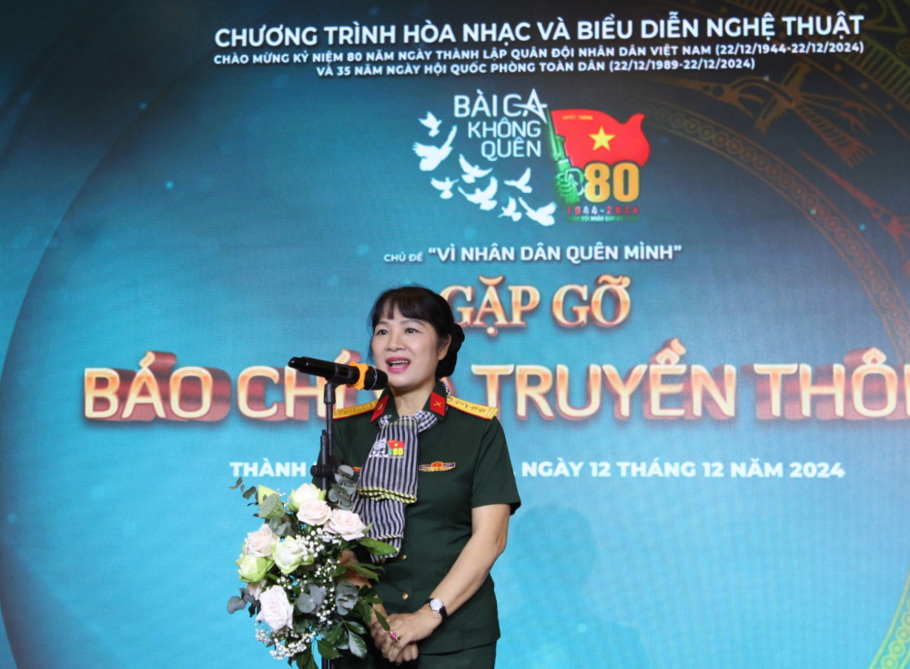 Đại t&aacute; Trịnh T&ugrave;ng L&acirc;m (ph&oacute; gi&aacute;m đốc Trung t&acirc;m Ph&aacute;t thanh - Truyền h&igrave;nh Qu&acirc;n đội), tổng đạo diễn chương tr&igrave;nh