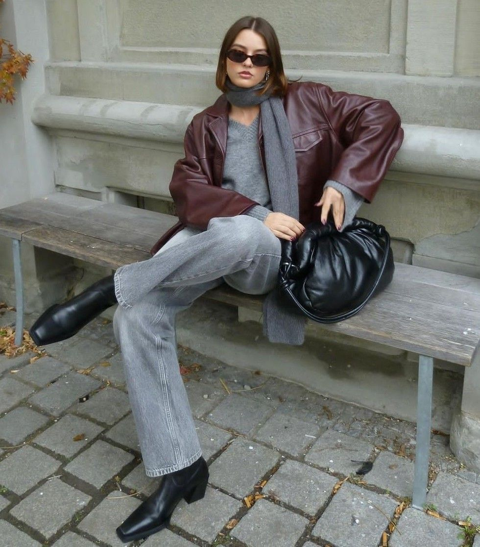 Chelsea boot khi kết hợp với chất liệu da như quần da hoặc v&aacute;y da l&agrave; minh chứng ho&agrave;n hảo cho phong c&aacute;ch tối giản m&agrave; vẫn thời thượng. Chỉ cần một chiếc &aacute;o thun trắng hoặc đen cơ bản, phối c&ugrave;ng quần da ống su&ocirc;ng hoặc v&aacute;y da ngắn, bạn đ&atilde; c&oacute; ngay một bộ trang phục đầy phong c&aacute;ch. Để tạo điểm nhấn, h&atilde;y chọn phụ kiện như đồng hồ hoặc t&uacute;i x&aacute;ch da tối m&agrave;u. Phong c&aacute;ch n&agrave;y kh&ocirc;ng chỉ ph&ugrave; hợp cho những buổi gặp gỡ bạn b&egrave;, m&agrave; c&ograve;n đủ lịch sự để diện trong c&aacute;c buổi hẹn h&ograve; hoặc sự kiện nhẹ nh&agrave;ng. Sự đơn giản v&agrave; tinh tế của combo n&agrave;y khiến n&oacute; trở th&agrave;nh lựa chọn &ldquo;kinh điển&rdquo; m&agrave; kh&ocirc;ng bao giờ lỗi mốt.