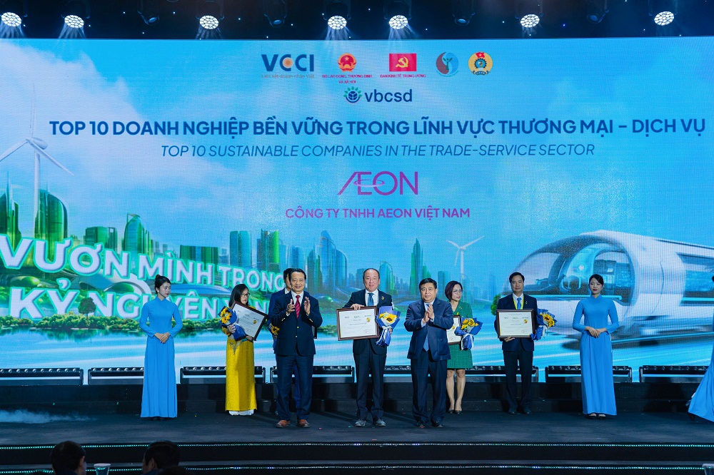 Tổng gi&aacute;m đốc AEON Việt Nam nhận danh hiệu Top 3 doanh nghiệp bền vững - lĩnh vực Thương mại Dịch vụ - Ảnh: AEON Việt Nam