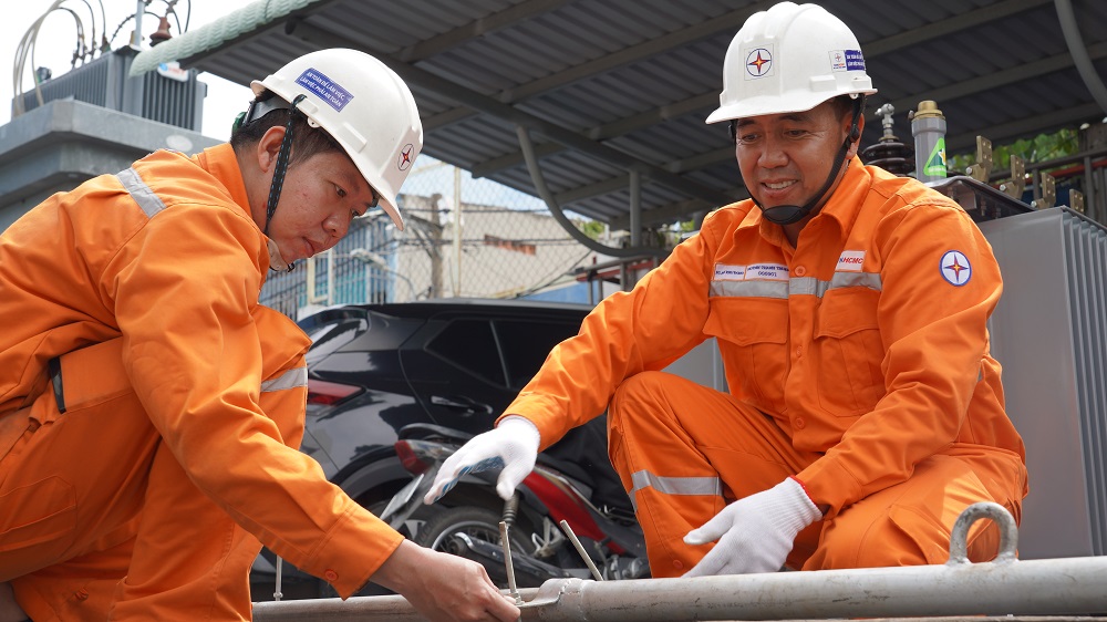 Anh Huỳnh Thanh Thuận (b&igrave;a phải) đang hướng dẫn sử dụng s&aacute;ng kiến &ldquo;S&agrave;o đỡ c&aacute;p ngầm&rdquo; - Ảnh: EVNHCMC