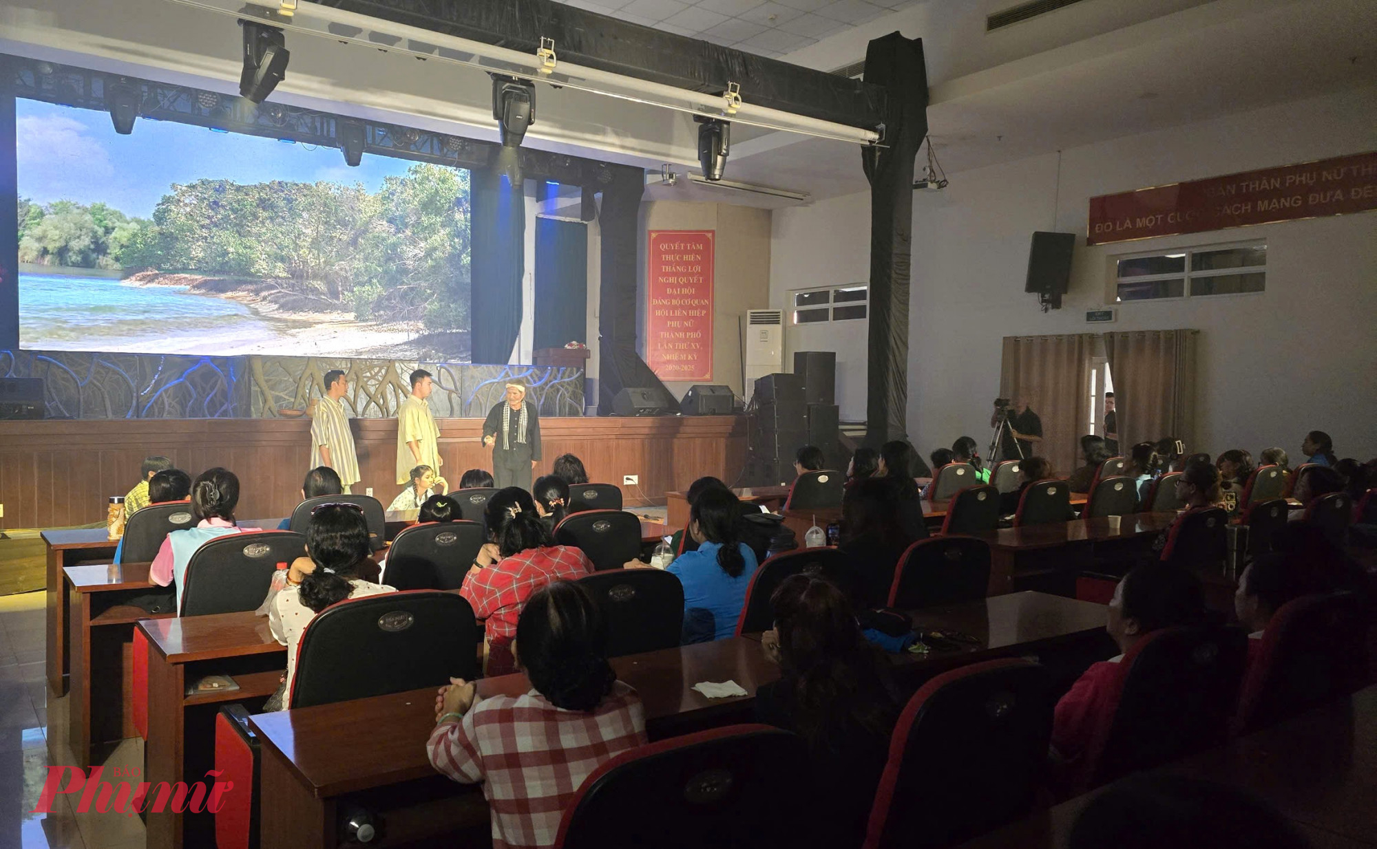 buổi biểu diễn t&aacute;c phẩm kịch n&oacute;i &ldquo;Cuộc h&agrave;nh tr&igrave;nh t&igrave;m bức ch&acirc;n dung&rdquo; (t&aacute;c giả Kh&aacute;nh Ho&agrave;ng, đạo diễn Ho&agrave;ng Tấn) đến c&aacute;n bộ, hội vi&ecirc;n phụ nữ th&agrave;nh phố