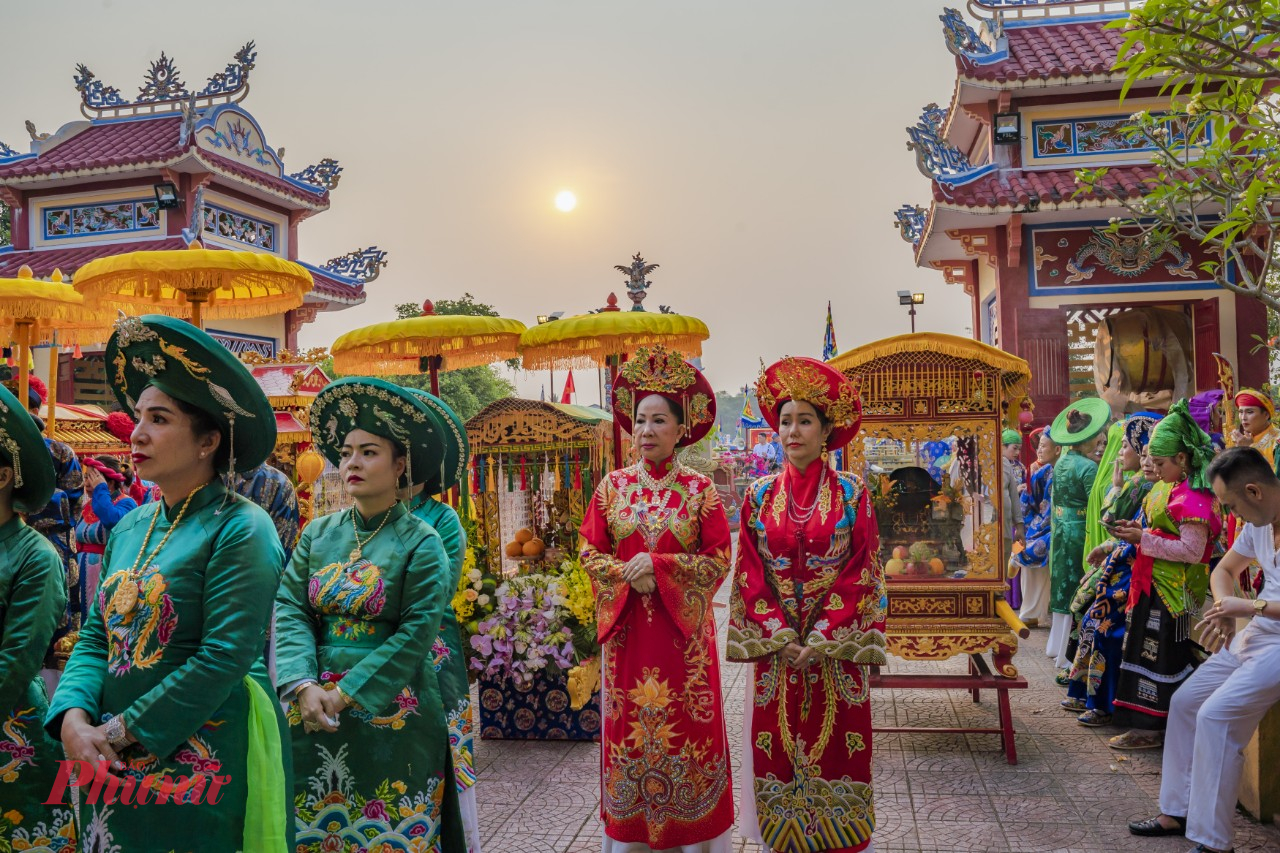  &ETH;&aacute;m rước đầy m&agrave;u sắc rực rỡ, kh&ocirc;ng kh&iacute; trang nghi&ecirc;m.