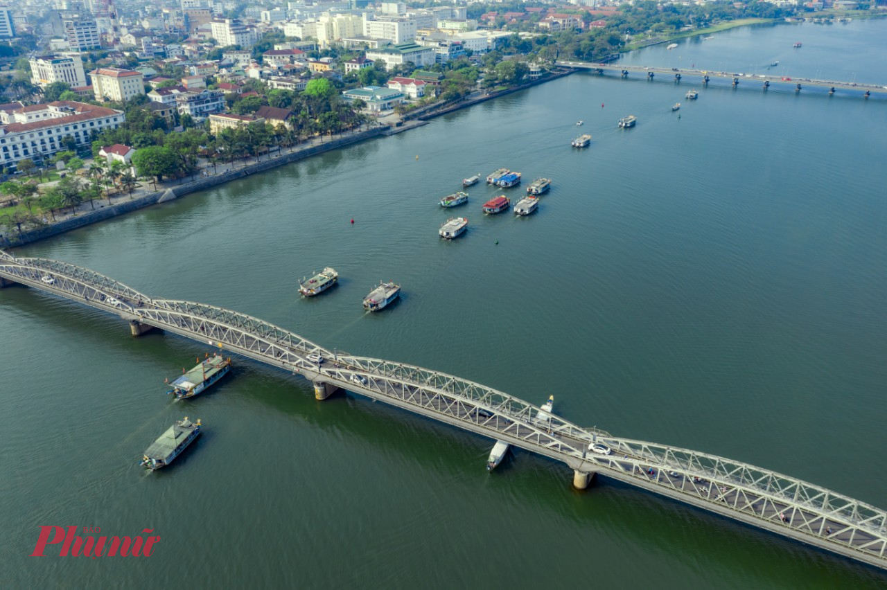 Đo&agrave;n rước Th&aacute;nh Mẫu nh&igrave;n từ tr&ecirc;n cao xuống.