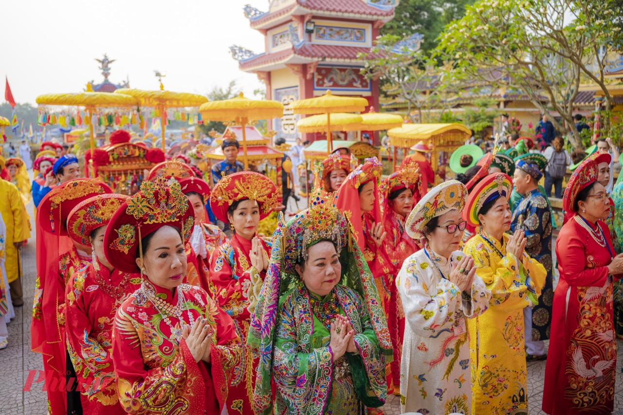 Lễ hội điện H&ograve;n Ch&eacute;n c&ograve;n được gọi l&agrave; Lễ V&iacute;a Mẹ, kh&ocirc;ng chỉ l&agrave; của những t&iacute;n đồ Thi&ecirc;n Ti&ecirc;n Thanh Gi&aacute;o, m&agrave; c&ograve;n l&agrave; của những người theo đạo thờ Mẹ, đạo hiếu, đạo l&agrave;m người. 