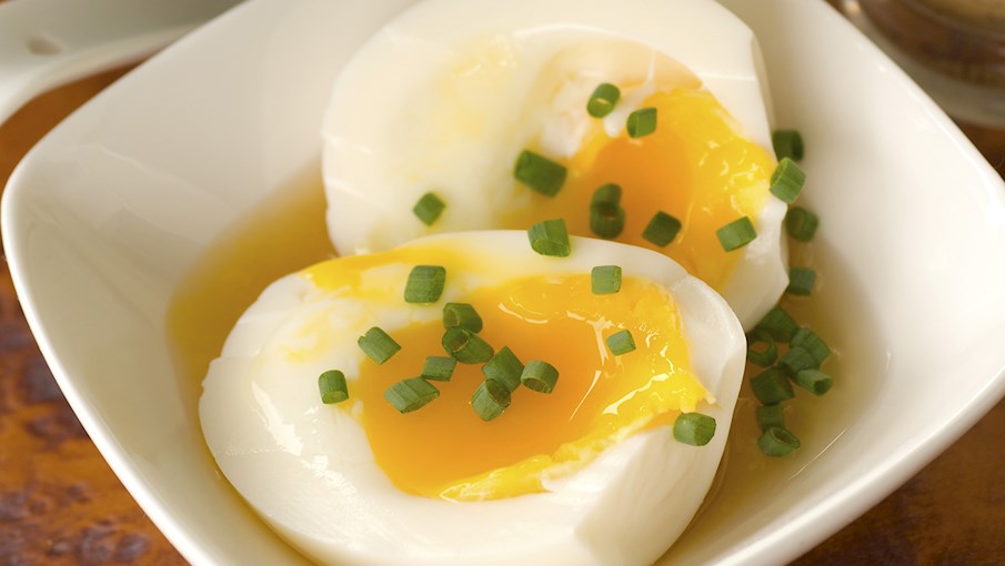 Ajitsuke tamago l&agrave; m&oacute;n ăn truyền thống của Nhật Bản gồm trứng luộc mềm ng&acirc;m trong mirin v&agrave; nước tương. L&ograve;ng đỏ trứng sẽ s&aacute;nh mịn nếu chế biến đ&uacute;ng c&aacute;ch, v&agrave; trứng được ăn như một m&oacute;n ăn nhẹ, một phần của bento, hoặc phổ biến hơn l&agrave; d&ugrave;ng như một loại topping ramen. Trứng được luộc trong v&agrave;i ph&uacute;t để l&ograve;ng đỏ vẫn c&ograve;n chảy, sau đ&oacute; được l&agrave;m lạnh v&agrave; ng&acirc;m (qua đ&ecirc;m hoặc trong v&agrave;i ng&agrave;y) trong hỗn hợp nước, mirin v&agrave; nước tương. Đ&acirc;y l&agrave; c&aacute;ch chế biến cơ bản, v&agrave; một số đầu bếp c&oacute; thể th&ecirc;m c&aacute;c th&agrave;nh phần b&iacute; mật của ri&ecirc;ng họ v&agrave;o nước ướp để l&agrave;m cho trứng c&oacute; hương vị hơn.