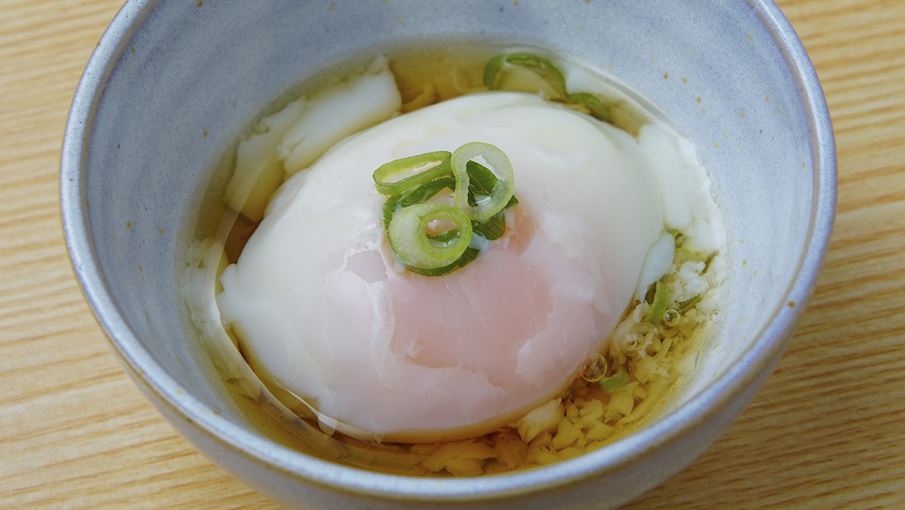 Onsen tamago l&agrave; một m&oacute;n ăn truyền thống của Nhật Bản được l&agrave;m bằng c&aacute;ch luộc trứng chậm trong giỏ ng&acirc;m trong suối nước n&oacute;ng onsen. Trứng được nấu trong vỏ để l&ograve;ng đỏ trở n&ecirc;n mềm v&agrave; l&ograve;ng trắng c&oacute; độ đặc lỏng. Người ta tin rằng b&iacute; quyết nằm ở nhiệt độ của suối nước n&oacute;ng, khiến trứng c&oacute; độ kem v&agrave; hương vị b&ecirc;n trong.  Theo truyền thống, onsen tamago được d&ugrave;ng bằng c&aacute;ch đặt trứng v&agrave;o một chỗ l&otilde;m trong cơm hấp v&agrave; rưới một &iacute;t nước tương hoặc nước d&ugrave;ng xung quanh, tốt nhất l&agrave; c&oacute; một &iacute;t củ cải b&agrave;o ở b&ecirc;n cạnh. N&ecirc;n trang tr&iacute; m&oacute;n ăn bằng h&agrave;nh l&aacute; th&aacute;i nhỏ ở tr&ecirc;n.