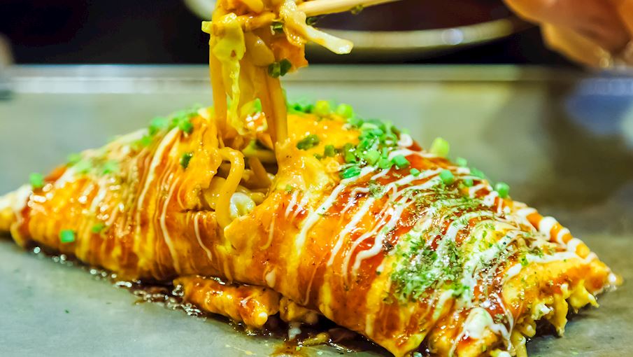 Omusoba l&agrave; một m&oacute;n ăn Nhật Bản gồm yakisoba (m&igrave; x&agrave;o, thịt v&agrave; rau) được bọc b&ecirc;n trong một lớp trứng tr&aacute;ng mềm mịn. M&oacute;n ăn n&agrave;y theo truyền thống được phục vụ với nước sốt n&acirc;u chua tương tự như nước sốt Worcestershire, v&agrave; đặc biệt phổ biến như một m&oacute;n ăn thoải m&aacute;i v&agrave;o những ng&agrave;y lạnh hoặc mưa.  Bạn c&oacute; thể t&igrave;m thấy Omusoba tr&ecirc;n khắp Nhật Bản tại nhiều nh&agrave; h&agrave;ng gia đ&igrave;nh v&agrave; qu&aacute;n bia Nhật Bản được gọi l&agrave; izakaya .
