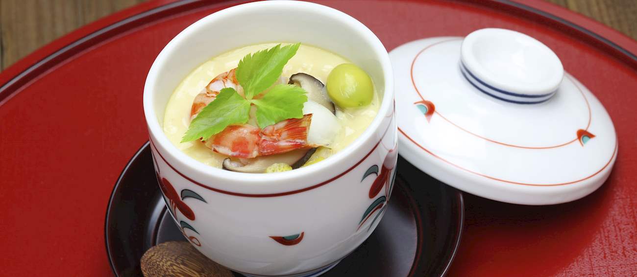 Chawanmushi l&agrave; một m&oacute;n s&uacute;p kem trứng tinh tế, t&ecirc;n của n&oacute; c&oacute; nghĩa l&agrave; hấp trong t&aacute;ch tr&agrave; . Mỗi phần của m&oacute;n ăn l&yacute; tưởng nhất l&agrave; được phục vụ trong một chiếc cốc nhỏ c&oacute; nắp, c&oacute; thể d&ugrave;ng l&agrave;m m&oacute;n khai vị hoặc l&agrave; một phần của bữa ăn lớn hơn. Kem trứng thường bao gồm hỗn hợp trứng c&oacute; thể được n&ecirc;m bằng nhiều th&agrave;nh phần như dashi (nước d&ugrave;ng Nhật Bản), nước tương, nấm, đậu phụ, hạt bạch quả hoặc t&ocirc;m hấp.  Người ta tin rằng m&oacute;n ăn n&agrave;y c&oacute; nguồn gốc từ Kyoto v&agrave; Osaka trong thời kỳ Kansei, sau đ&oacute; lan sang Edo v&agrave; Nagasaki. Chawanmushi c&oacute; thể được phục vụ n&oacute;ng, ấm hoặc lạnh, v&agrave; c&oacute; thể được trang tr&iacute; bằng c&agrave; rốt b&agrave;o, rau m&ugrave;i Nhật Bản hoặc thậm ch&iacute; nhiều hải sản hơn. 