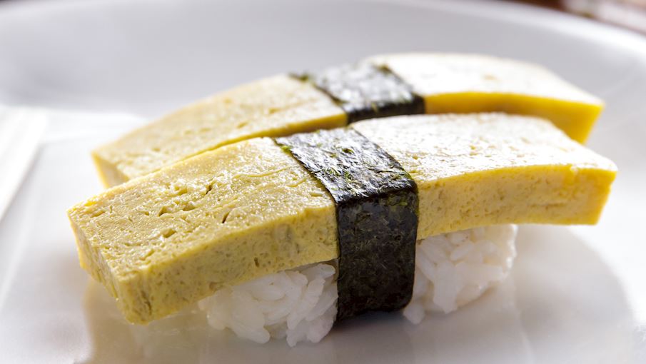 Tamago nigiri sushi l&agrave; một loại nigiri sushi truyền thống của Nhật Bản. N&oacute; bao gồm cơm sushi được &eacute;p bằng tay phủ một l&aacute;t trứng ốp la. M&oacute;n ăn c&oacute; hương vị ngọt ng&agrave;o với kết th&uacute;c sạch sẽ v&igrave; trứng được nấu với dashi v&agrave; đường.  Kết cấu nhẹ v&agrave; xốp. Theo truyền thống, loại sushi n&agrave;y được ăn bằng tay trong một lần cắn, v&agrave; người ta n&oacute;i rằng kh&ocirc;ng c&oacute; hai nh&agrave; h&agrave;ng sushi n&agrave;o c&oacute; c&ugrave;ng c&ocirc;ng thức. Loại nigiri n&agrave;y n&ecirc;n được ăn sau c&ugrave;ng v&igrave; n&oacute; l&agrave; một chất l&agrave;m sạch v&ograve;m miệng tuyệt vời.