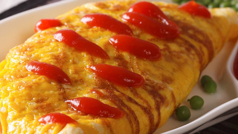 Omurice l&agrave; một dạng ngắn của trứng ốp la v&agrave; cơm, hai th&agrave;nh phần thiết yếu của m&oacute;n ăn kết hợp Nhật Bản n&agrave;y. Cơm thường được chi&ecirc;n chảo c&ugrave;ng với thịt g&agrave; v&agrave; tương c&agrave;, sau đ&oacute; được bọc trong một lớp trứng ốp la mỏng. Cuối c&ugrave;ng, m&oacute;n ăn được phủ một lớp tương c&agrave; h&agrave;o ph&oacute;ng.  Thỉnh thoảng, c&oacute; thể cho trứng r&aacute;n l&ecirc;n tr&ecirc;n cơm, v&agrave; c&oacute; thể thay thế tương c&agrave; bằng sốt demi-glace. Omurice l&agrave; một trong nhiều m&oacute;n ăn Nhật Bản chịu ảnh hưởng của kỹ thuật nấu ăn v&agrave; nguy&ecirc;n liệu phương T&acirc;y. Mặc d&ugrave; đ&atilde; trở th&agrave;nh m&oacute;n ăn truyền thống của Nhật Bản, nhưng m&oacute;n n&agrave;y thường được chế biến tại nh&agrave; hoặc phục vụ tại c&aacute;c nh&agrave; h&agrave;ng Nhật Bản kh&ocirc;ng theo truyền thống. 