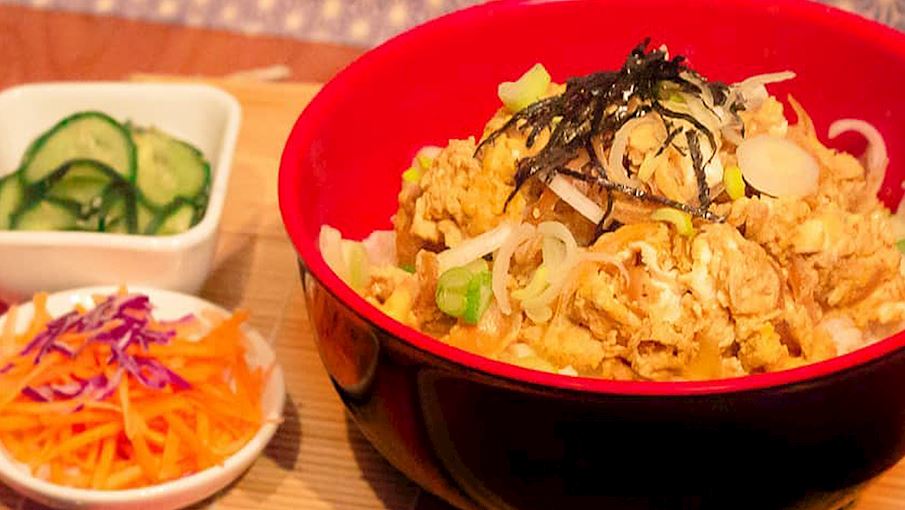 Tamagodon l&agrave; m&oacute;n donburi của Nhật Bản, chế biến đơn giản v&agrave; nhanh. M&oacute;n n&agrave;y gồm những quả trứng b&ocirc;ng xốp được đặt l&ecirc;n tr&ecirc;n cơm hấp. Trứng ốp la thường được l&agrave;m gi&agrave;u với h&agrave;nh t&acirc;y v&agrave; nước sốt mặn l&agrave;m từ mirin, dashi v&agrave; nước tương. Trước khi ăn, m&oacute;n ăn Nhật Bản n&agrave;y c&oacute; thể được trang tr&iacute; bằng rong biển nori v&agrave; h&agrave;nh l&aacute; cắt nhỏ.