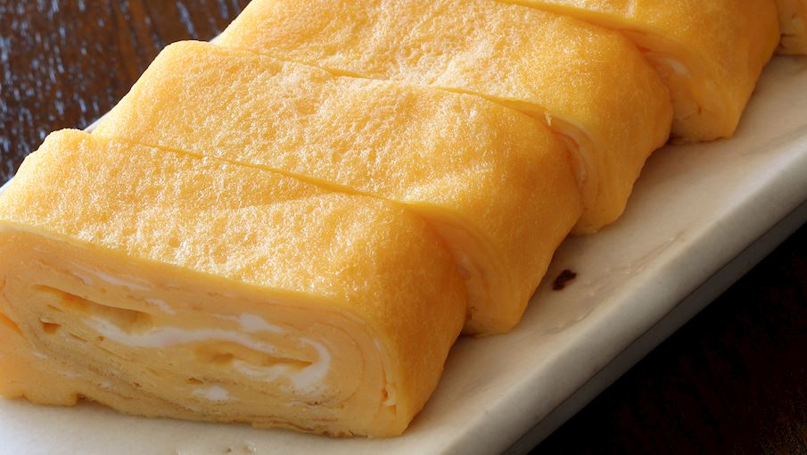 Tamagoyaki l&agrave; m&oacute;n trứng ốp la Nhật Bản được chế biến bằng phương ph&aacute;p nấu ăn độc đ&aacute;o - trứng được gấp lại cho đến khi ch&iacute;n ho&agrave;n to&agrave;n. Mặc d&ugrave; trứng ốp la kh&ocirc;ng c&oacute; nh&acirc;n, nhưng n&oacute; thường được n&ecirc;m bằng đường, mirin v&agrave; nước tương. Tamagoyaki thường c&oacute; trong hộp cơm bento v&agrave; theo truyền thống, n&oacute; được d&ugrave;ng l&agrave;m bữa s&aacute;ng hoặc l&agrave;m lớp phủ sushi.  T&ecirc;n của m&oacute;n ăn c&oacute; thể được dịch theo nghĩa đen l&agrave; trứng nấu tr&ecirc;n lửa kh&ocirc; . Tamagoyaki đơn giản lần đầu ti&ecirc;n trở n&ecirc;n phổ biến v&agrave;o những năm 1950, khi ch&iacute;nh phủ bắt đầu khuyến kh&iacute;ch cha mẹ cung cấp nhiều protein hơn cho con c&aacute;i của họ v&agrave; những người n&ocirc;ng d&acirc;n bắt đầu nu&ocirc;i nhiều g&agrave; hơn. 