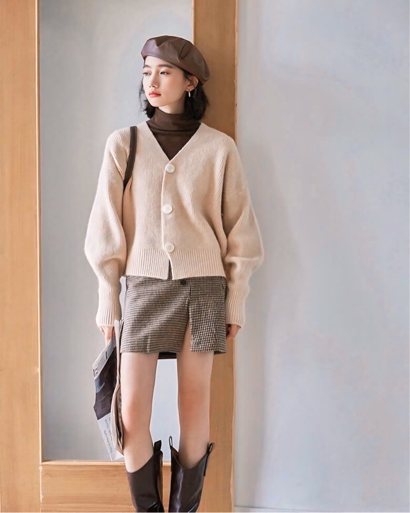&Aacute;o cardigan len d&aacute;ng ngắn   Giống như &aacute;o gile len, &aacute;o cardigan len d&aacute;ng ngắn lu&ocirc;n l&agrave; m&oacute;n đồ hot trong m&ugrave;a thu đ&ocirc;ng. Nhiều người nổi tiếng như nữ ca sĩ Jennie của BlackPink v&agrave; si&ecirc;u mẫu Kendall Jenner đ&atilde; sử dụng n&oacute; để ph&ugrave; hợp với nhiều phong c&aacute;ch kh&aacute;c nhau. 