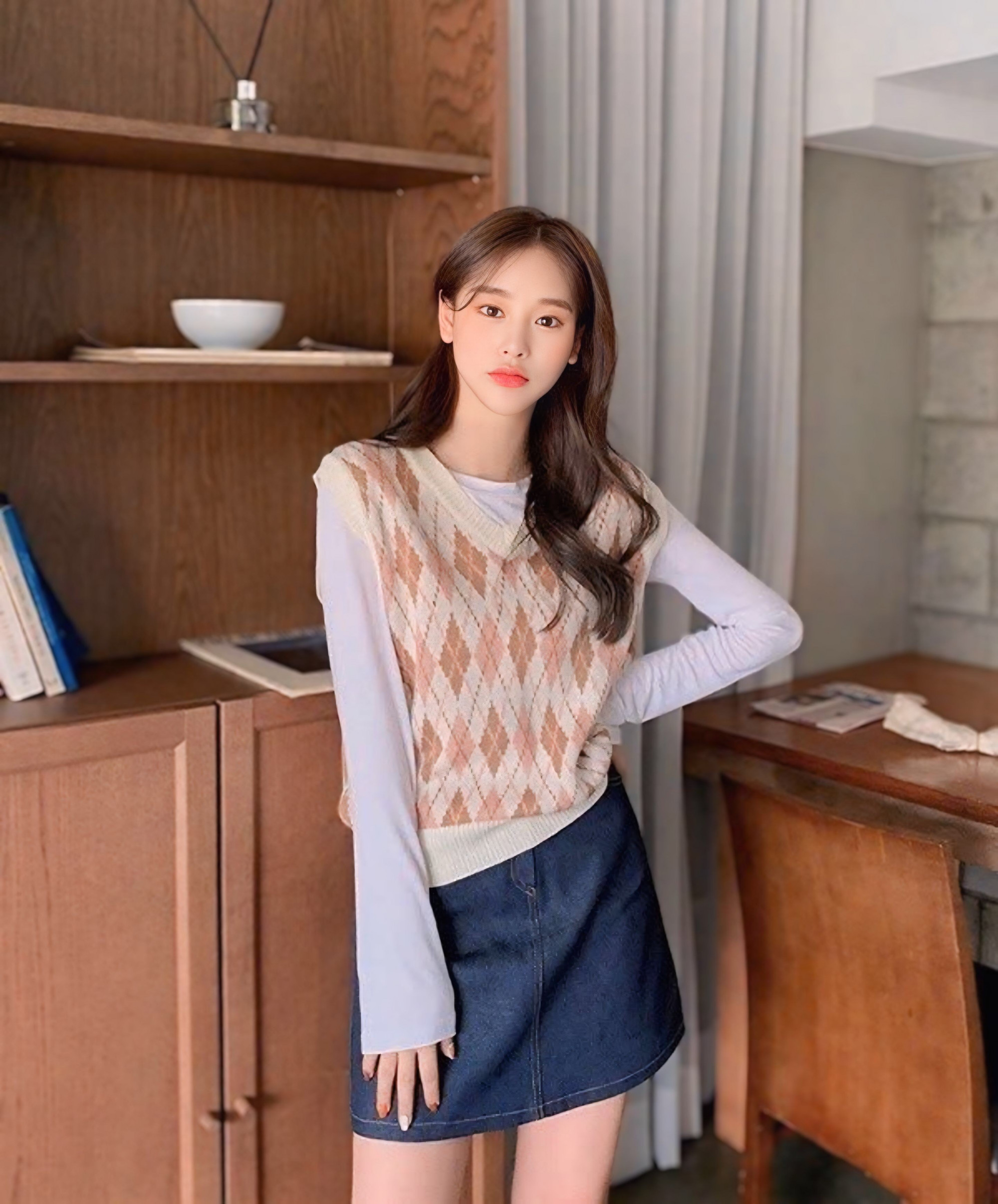 Ngo&agrave;i &aacute;o sơ mi, phối gile len với &aacute;o thun d&agrave;i tay sẽ c&agrave;ng th&ecirc;m ấm &aacute;p m&agrave; vẫn rất xinh đẹp.