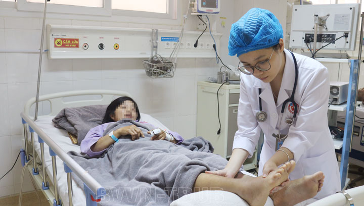 Nữ bệnh nh&acirc;n bị rắn lục đu&ocirc;i đỏ cắn điều trị tại bệnh viện