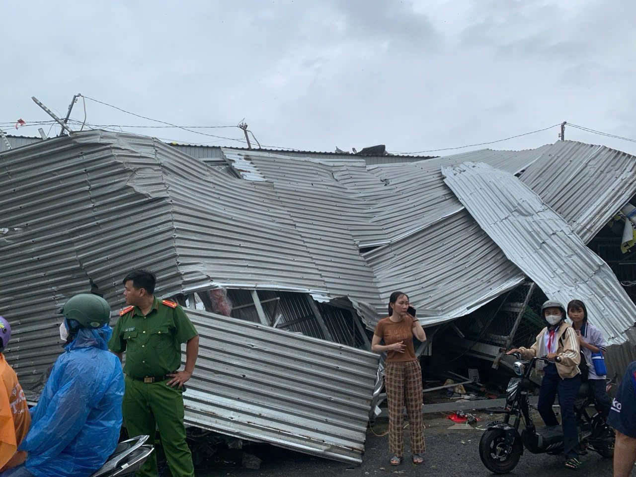 Lốc xo&aacute;y khiến nhiều nh&agrave; d&acirc;n bị sập - Ảnh: Quang Tuấn