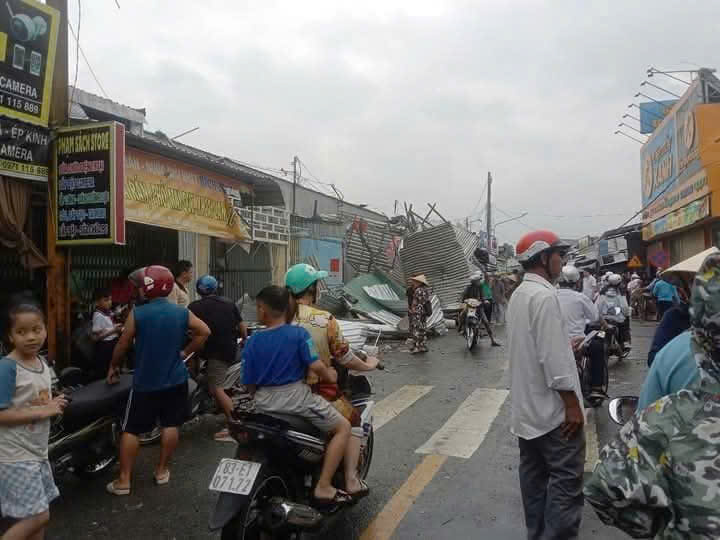 Lốc xo&aacute;y khiến giao th&ocirc;ng đi qua thị x&atilde; Ng&atilde; Năm bị cản trở - Ảnh Quang Tuấn
