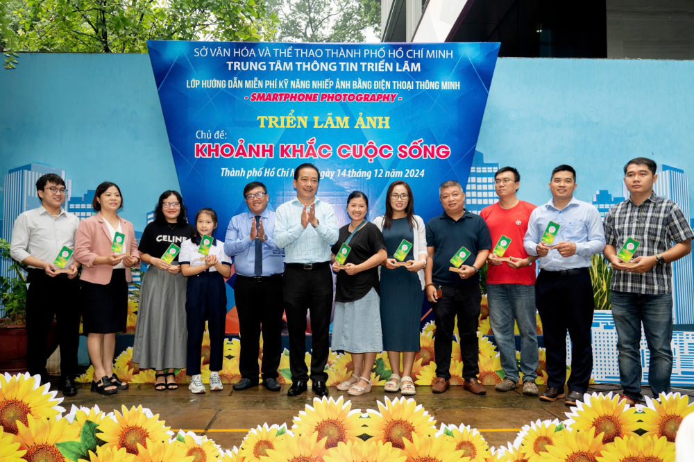 L&atilde;nh đạo Sở Văn h&oacute;a v&agrave; Thể thao TPHCM trao