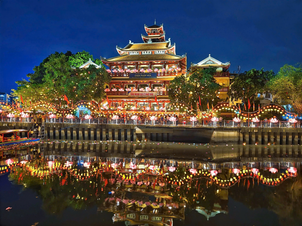 Long hoa hội (Lễ hội Phật đản ch&ugrave;a Ph&aacute;p Hoa tr&ecirc;n bờ k&ecirc;nh Nhi&ecirc;u Lộc) - Nguyễn Minh Qu&acirc;n.