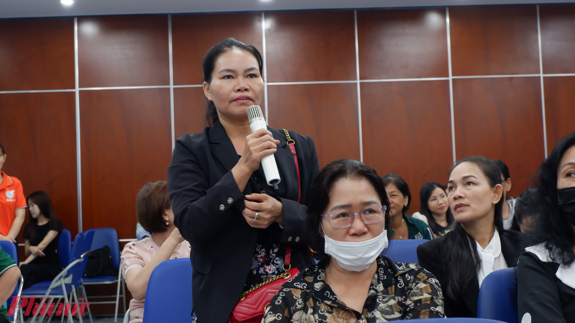 C&aacute;c đại biểu tham dự đặt c&acirc;u hỏi về bệnh hen suyễn