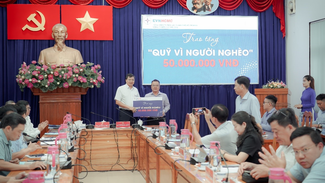 &Ocirc;ng Nguyễn Ph&uacute; Vĩnh - quyền Gi&aacute;m đốc C&ocirc;ng ty Điện lực Ph&uacute; Thọ - trao tặng bảng tượng trưng 50 triệu đồng cho Quỹ &ldquo;V&igrave; người ngh&egrave;o&rdquo; quận 11 - Ảnh: EVNHCMC