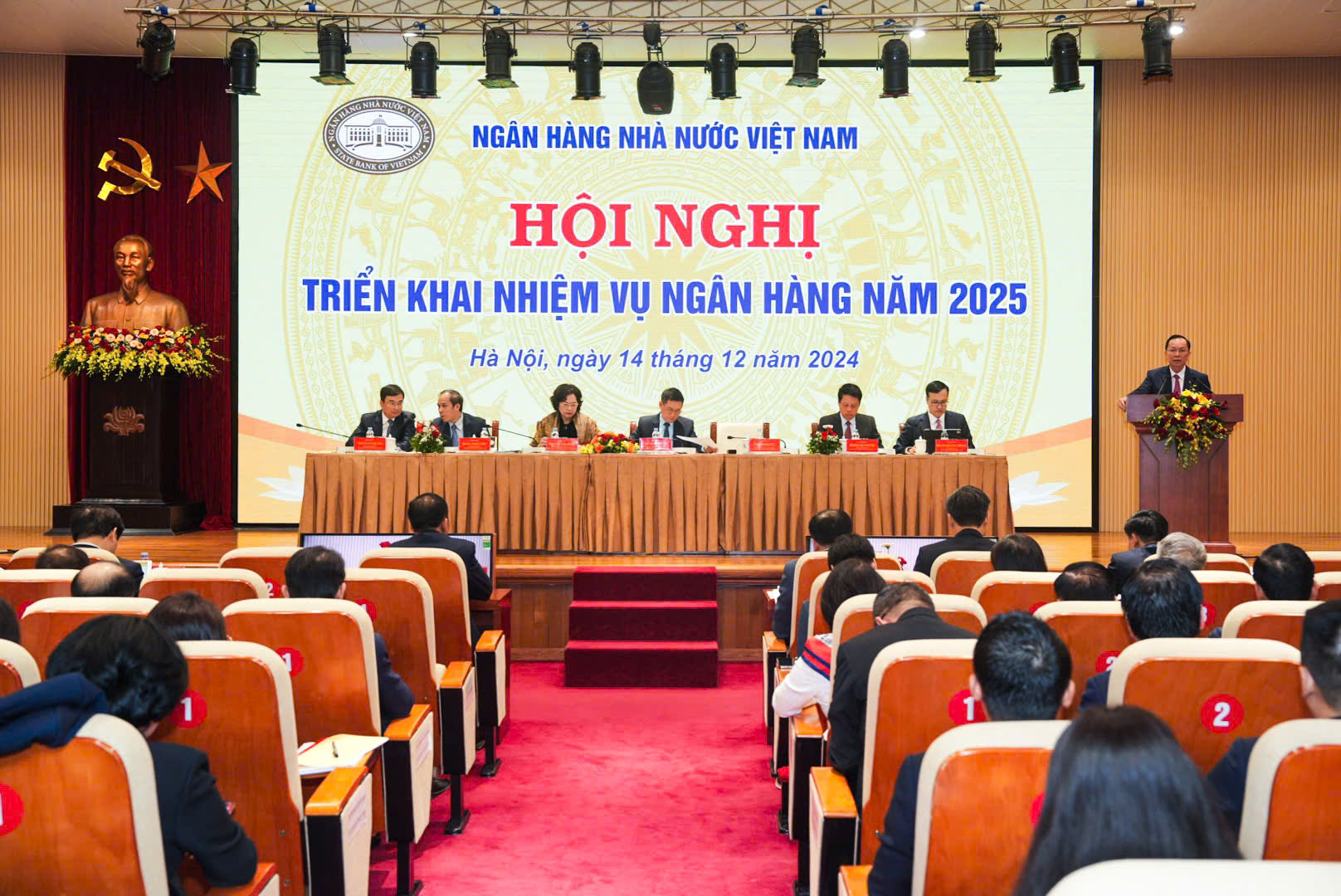 Trong năm 2024, để hỗ trợ người d&acirc;n v&agrave; doanh nghiệp, c&aacute;c ng&acirc;n h&agrave;ng đ&atilde; giảm l&atilde;i suất vay khoảng 1%/năm