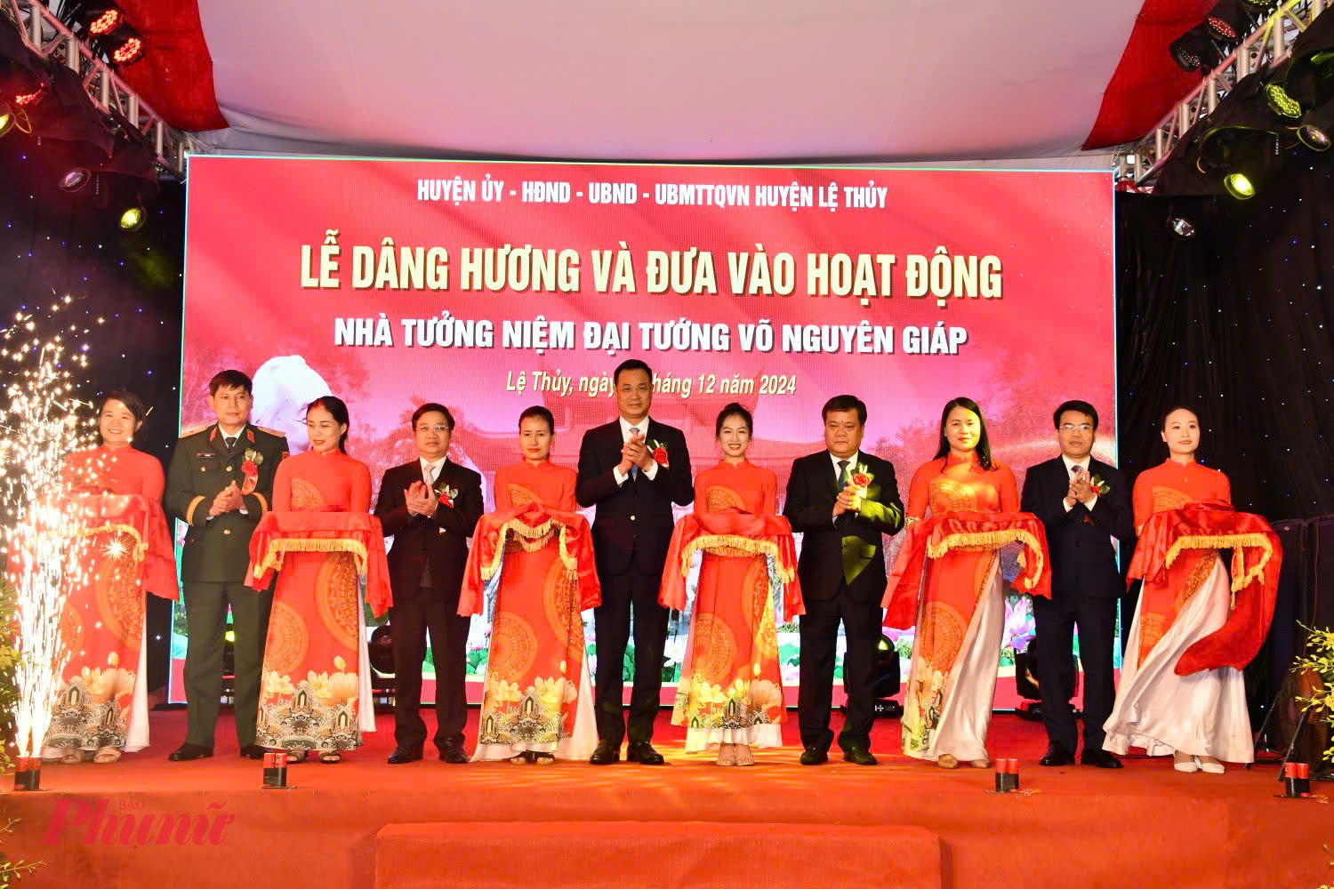 Nghi thức cắt băng kh&aacute;nh th&agrave;nh, đưa v&agrave;o hoạt động Nh&agrave; tưởng niệm Đại tướng V&otilde; Nguy&ecirc;n Gi&aacute;p