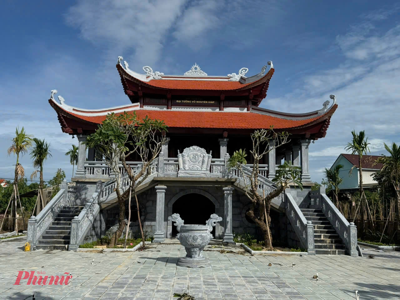 Đại biểu d&acirc;ng hương tại Nh&agrave; tưởng niệm Đại tướng V&otilde; Nguy&ecirc;n Gi&aacute;p. 