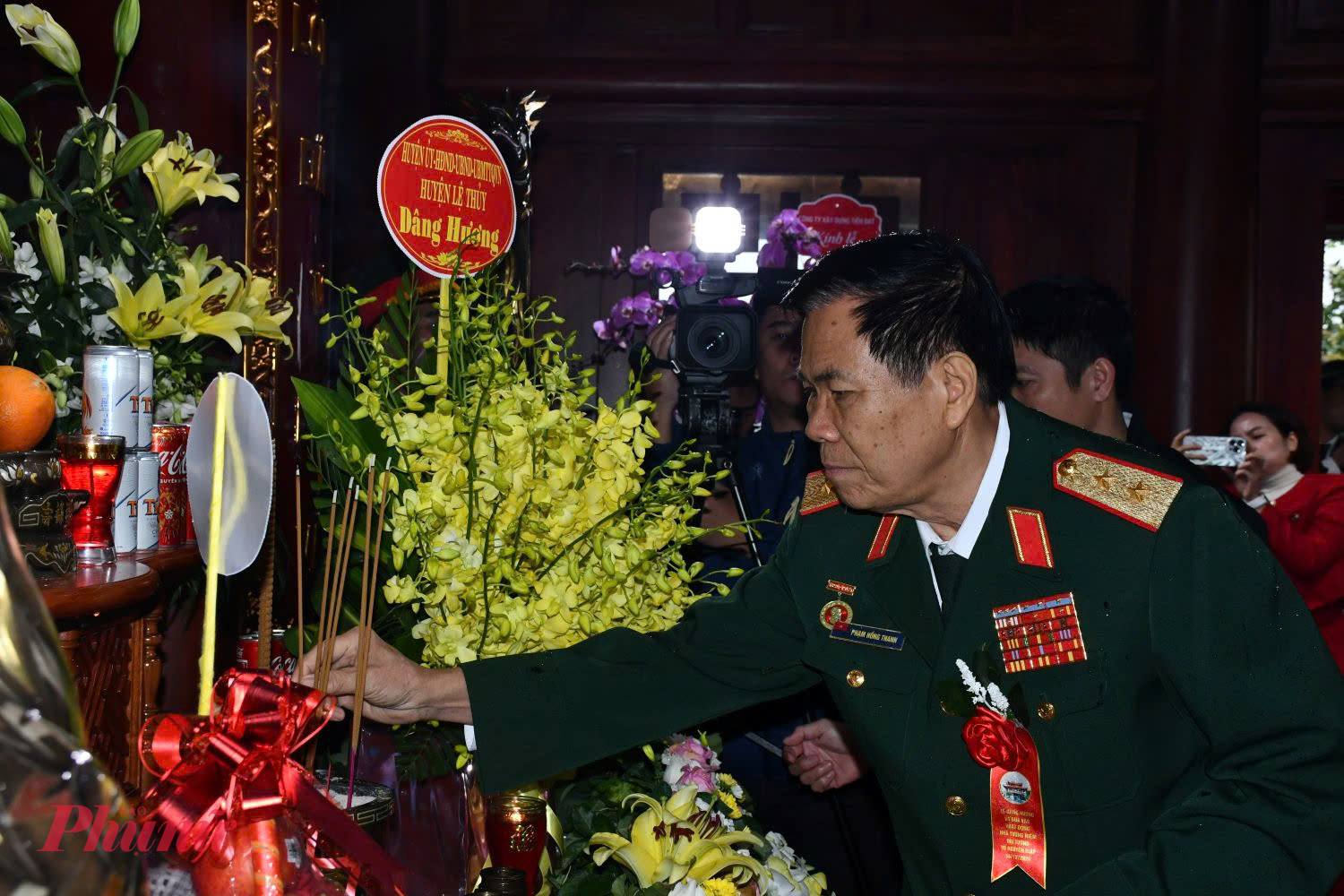 Đại biểu d&acirc;ng hương tại Nh&agrave; tưởng niệm Đại tướng V&otilde; Nguy&ecirc;n Gi&aacute;p. 