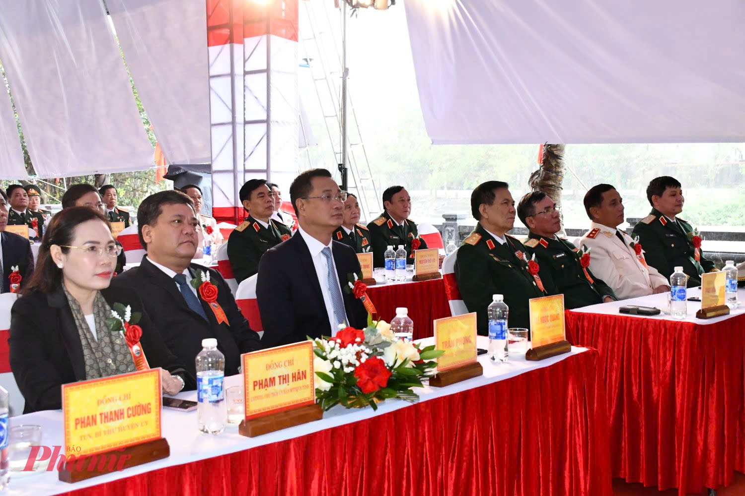 Đ&ocirc;ng đảo đại biểu về tham dự lễ