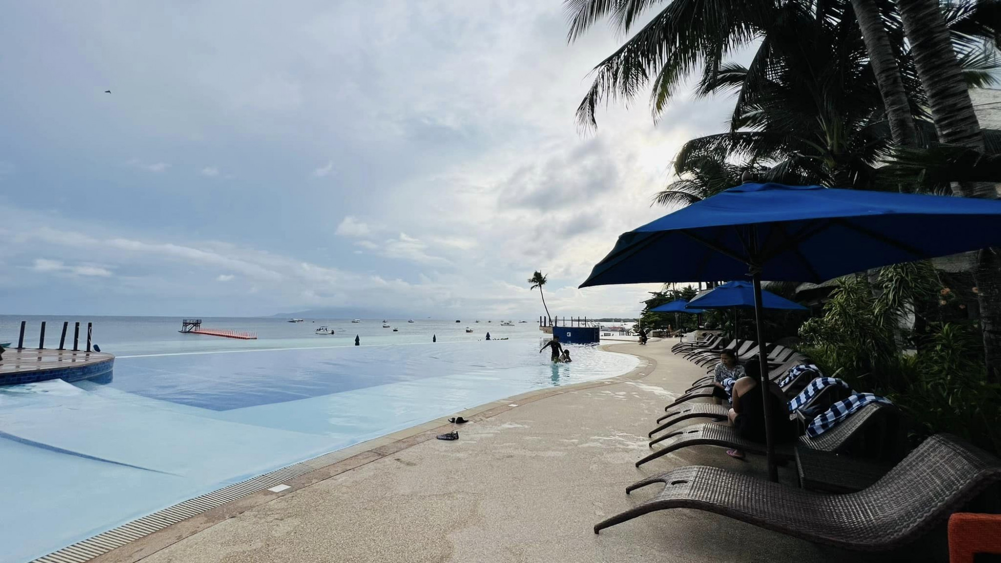 Một b&atilde;i biển ở Bohol, Philippines - Ảnh: Nguyễn Kỳ Nam