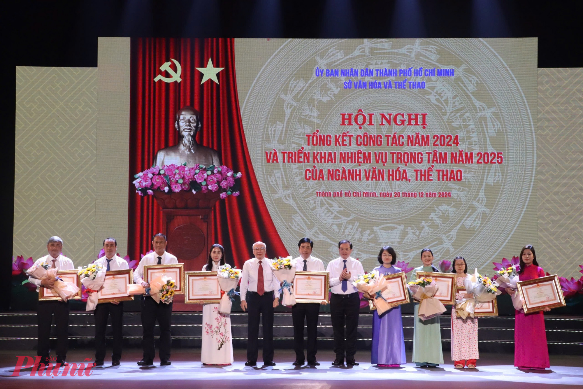 C&aacute;c c&aacute; nh&acirc;n, tập thể được trao bằng khen tại hội nghi