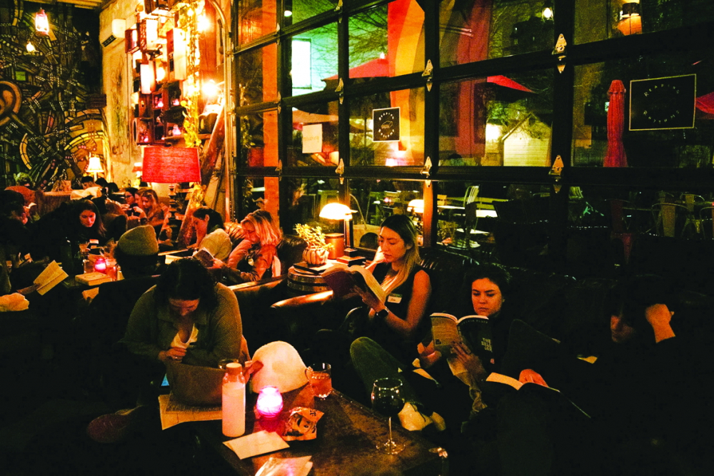 Mọi người đọc s&aacute;ch trong sự im lặng th&acirc;n thiện tại sự kiện Reading Rhythms tại FourFiveSix  - một qu&aacute;n bar ở Brooklyn, Mỹ v&agrave;o ng&agrave;y 4/12/2023 - ẢNH: LILA BARTH (The New York Times)
