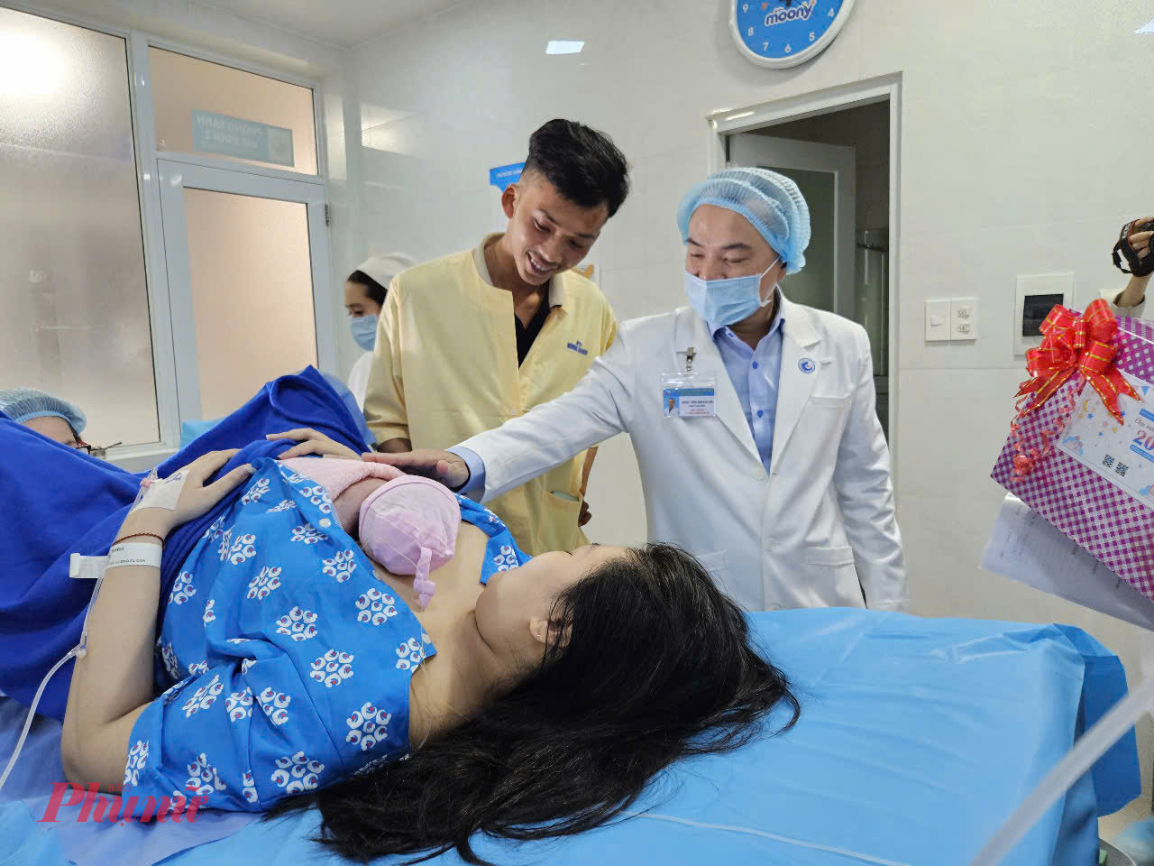 Anh Phan Đức L&acirc;m (chồng chị Vy) chưa hết hồi hộp khi đ&oacute;n đứa con đầu l&ograve;ng của m&igrave;nh ngay khoảnh khắc giao thừa: Vợ t&ocirc;i dự sinh ng&agrave;y 30/12, n&ecirc;n cả gia đ&igrave;nh đều bất ngờ kh&ocirc;ng nghĩ con g&aacute;i sẽ ra đời trong thời khắc đặc biệt n&agrave;y 