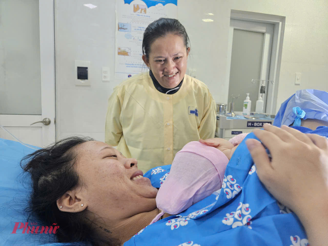B&agrave; Trinh cho biết: L&uacute;c 22g con t&ocirc;i c&oacute; dấu sinh, c&aacute;c cậu, d&igrave; của n&oacute; n&oacute;i vui chắc em b&eacute; đợi đến giao thừa mới ra ch&agrave;o mọi người, kh&ocirc;ng ngờ đ&acirc;y l&agrave; sự thật. T&ocirc;i đặt t&ecirc;n cho b&eacute; l&agrave; 