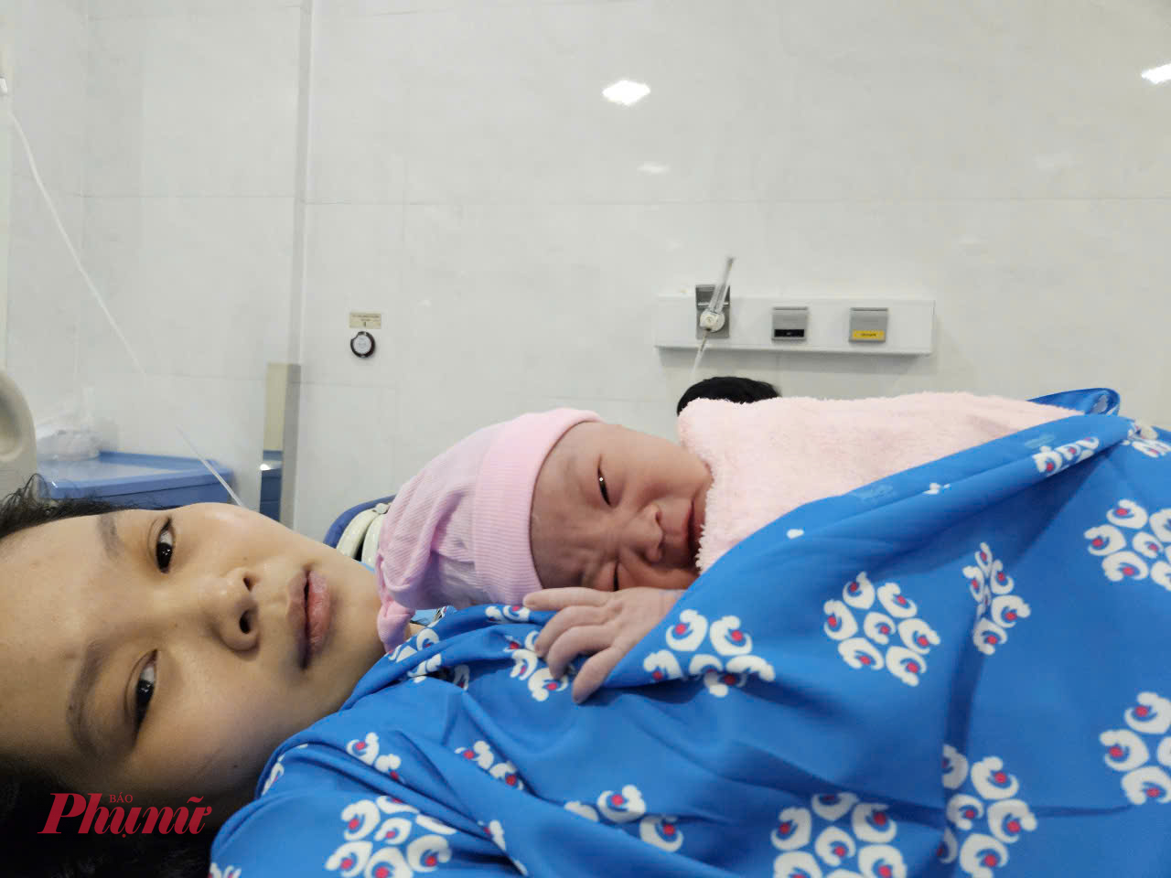 B&eacute; g&aacute;i l&agrave; con của chị Ng&ocirc; Tường Vy (18 tuổi, ở Gia Lai), cả nh&agrave; vui mừng đặt t&ecirc;n th&acirc;n mật cho b&eacute; l&agrave; b&eacute; D&acirc;u, mong ước con sẽ c&oacute; được nhiều ngọt ng&agrave;o, y&ecirc;u thương