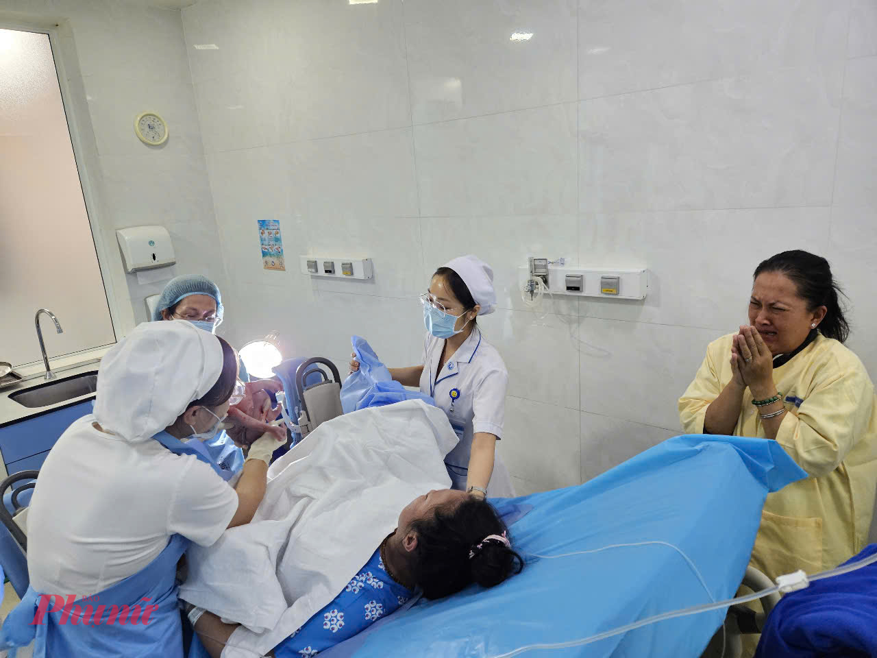 Chị V&otilde; Thụy Thi&ecirc;n Thanh (23 tuổi, ở Q.1) được dự sinh ng&agrave;y 26/12, n&ecirc;n khi nhập viện chờ sinh m&atilde;i m&agrave; vẫn... y&ecirc;n ắng khiến gia đ&igrave;nh rất lo lắng. Đứng cạnh con g&aacute;i, b&agrave;  cũng hạ sinh b&eacute; g&aacute;i xinh xắn đ&aacute;ng y&ecirc;u