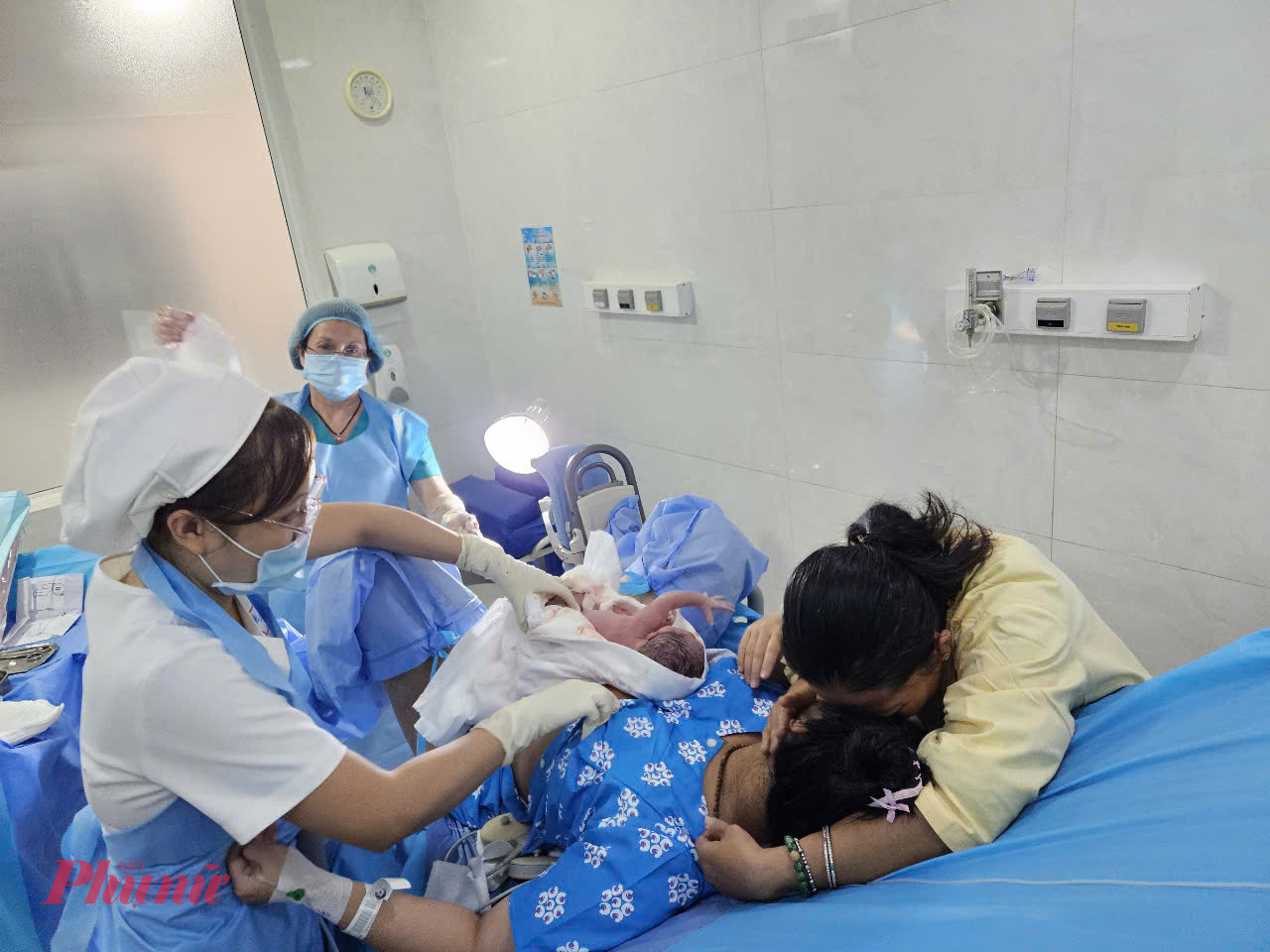 0g01, chị Thi&ecirc;n Thanh hạ sinh th&agrave;nh c&ocirc;ng b&eacute; g&aacute;i xinh xắn, đ&aacute;ng y&ecirc;u, mẹ của chị qu&aacute; x&uacute;c động, &ocirc;m chầm lấy con g&aacute;i
