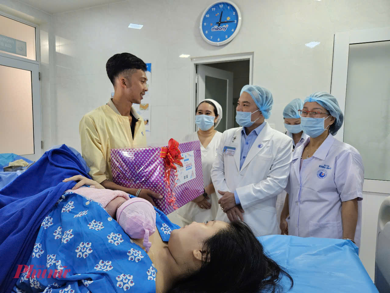 B&aacute;c sĩ chuy&ecirc;n khoa 2 Vương Đ&igrave;nh Bảo Anh - Ph&oacute; Gi&aacute;m đốc Bệnh viện Từ Dũ v&agrave; b&aacute;c sĩ chuy&ecirc;n khoa 2 Nguyễn Thị 