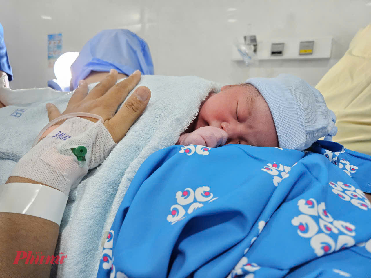 B&eacute; ngủ ngon l&agrave;nh khi được da kề da với mẹ