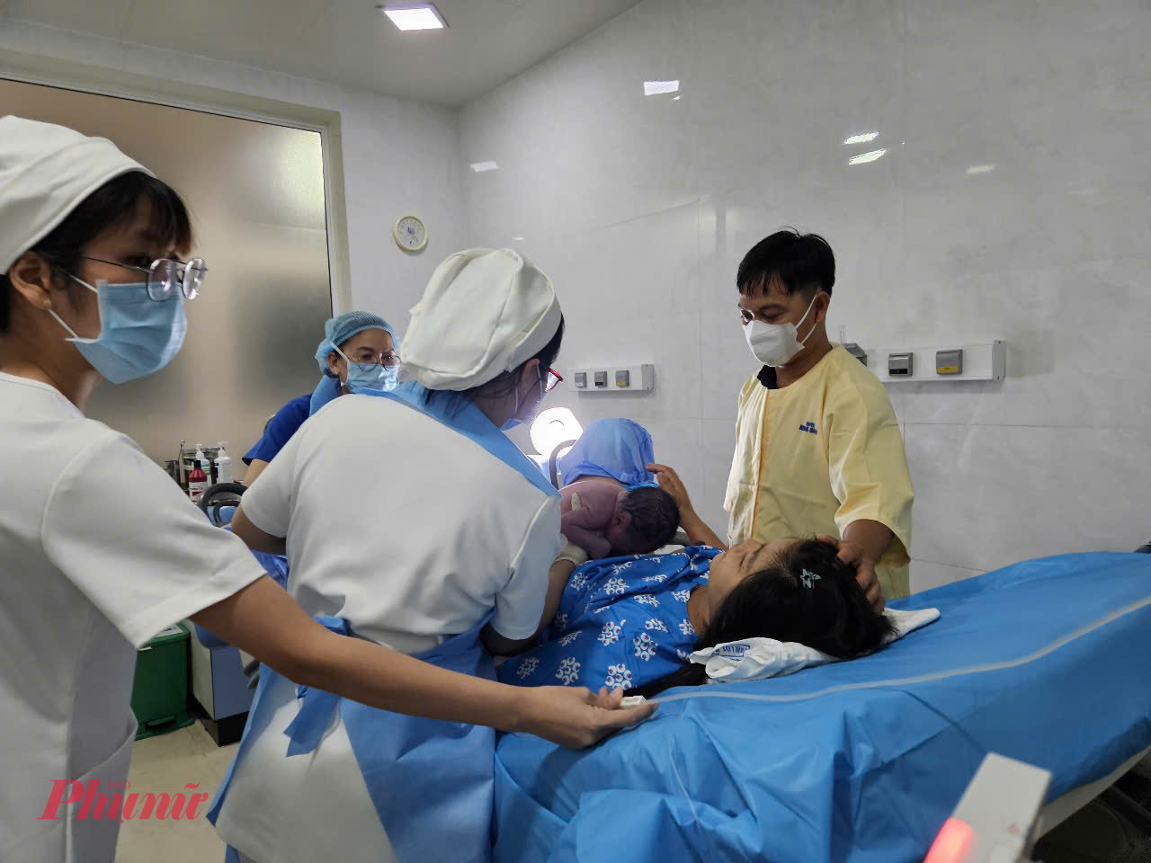 Ở ph&ograve;ng b&ecirc;n cạnh, một b&eacute; trai kh&aacute;u khỉnh cũng đ&atilde; ch&agrave;o đ&oacute;n năm mới trong v&ograve;ng tay của cha mẹ v&agrave; c&aacute;c y b&aacute;c sĩ