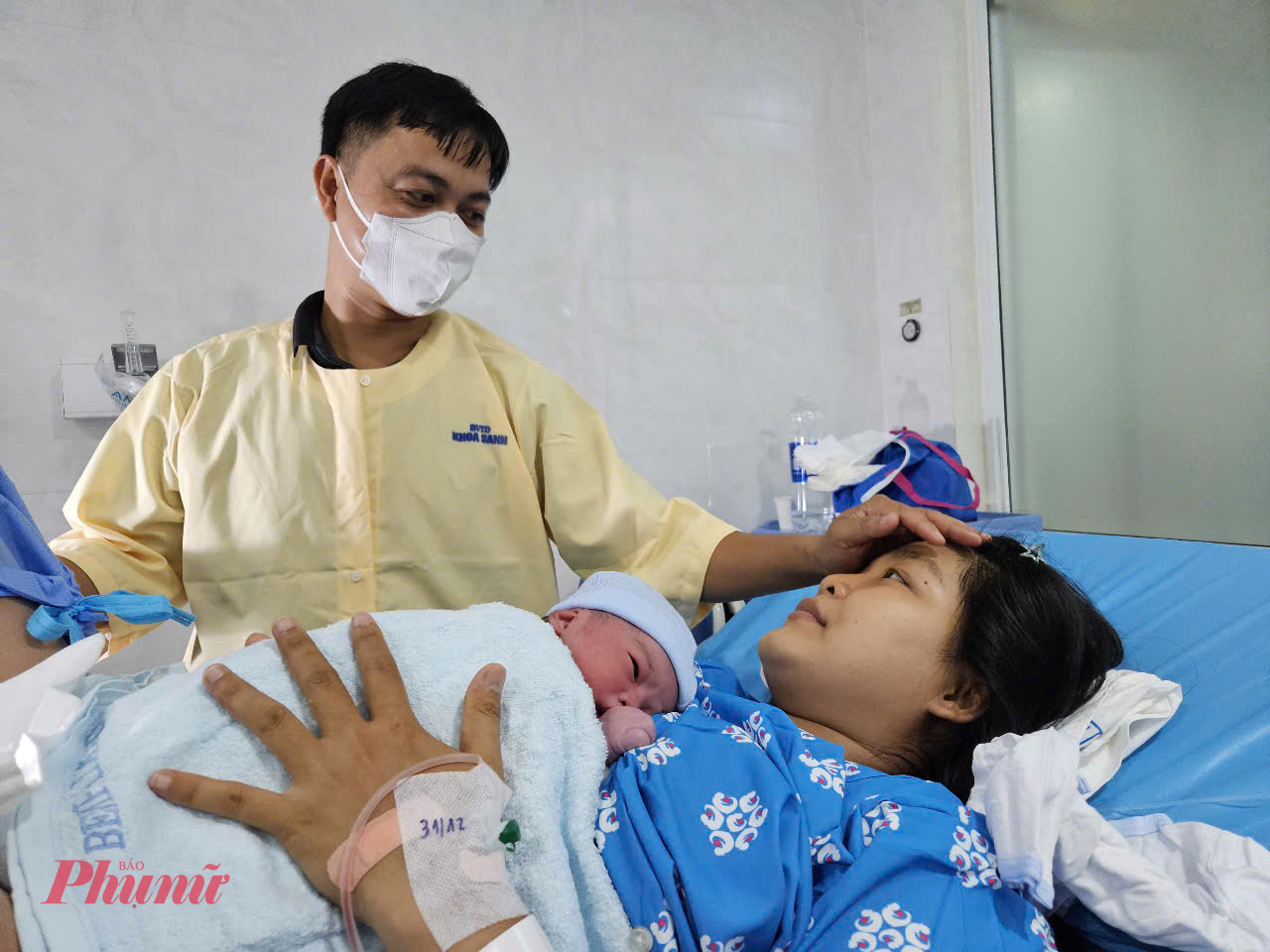 Hai vợ chồng đều kh&ocirc;ng nghĩ con trai sẽ chọn khoảnh khắc đ&aacute;ng nhớ n&agrave;y để ch&agrave;o cha mẹ
