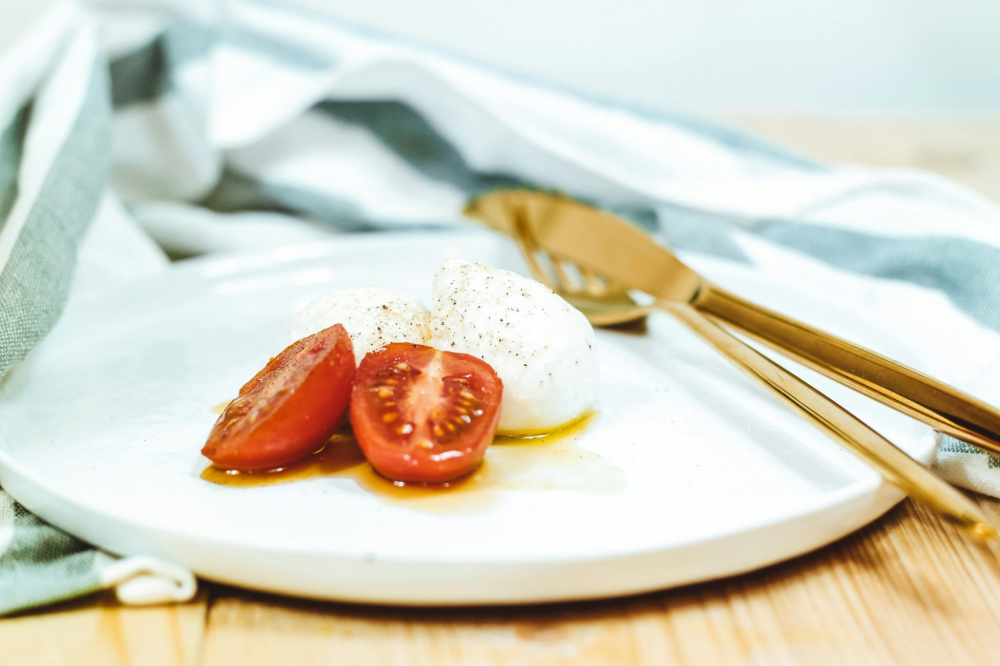 Ph&ocirc; mai &iacute;t b&eacute;o, đặc biệt l&agrave; ph&ocirc; mai mozzarella. Đ&acirc;y l&agrave; m&oacute;n ăn vặt l&agrave;nh mạnh với h&agrave;m lượng protein cao v&agrave; calo thấp, gi&uacute;p bạn kh&ocirc;ng lo về việc tăng c&acirc;n. Khi kết hợp với c&agrave; chua bi tươi mọng, bạn sẽ c&oacute; ngay một bữa ăn nhẹ ngon miệng, gi&agrave;u canxi v&agrave; vitamin C. Ph&ocirc; mai que gi&uacute;p bạn no kh&aacute; l&acirc;u, c&ograve;n c&agrave; chua bi cung cấp th&ecirc;m chất chống oxy h&oacute;a, rất tiện lợi cho bữa phụ.