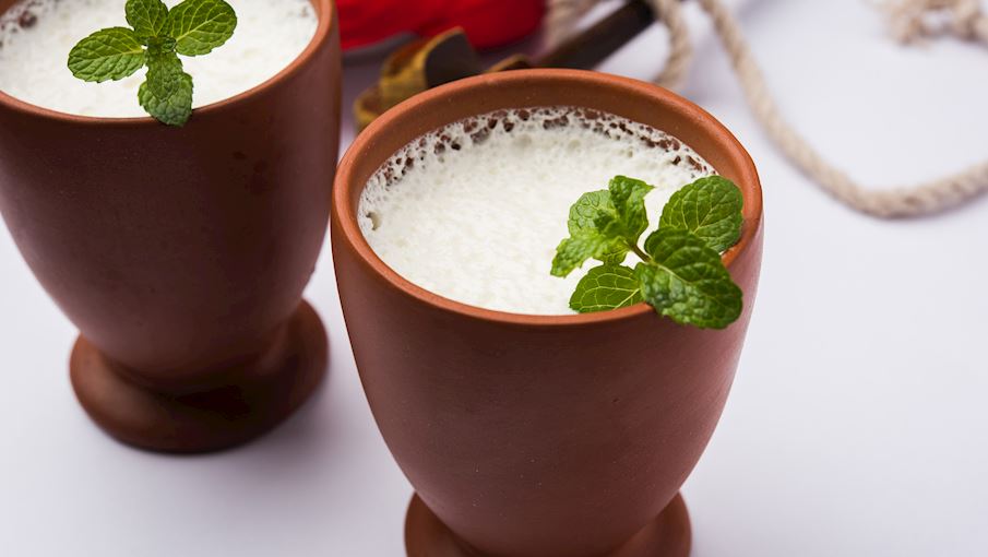 Như t&ecirc;n gọi của n&oacute;, loại lassi n&agrave;y được l&agrave;m ngọt. C&ugrave;ng với đường, n&oacute; kết hợp sữa chua (sữa đ&ocirc;ng) v&agrave; thường l&agrave; một số loại tr&aacute;i c&acirc;y hoặc hương liệu như nghệ t&acirc;y hoặc bạch đậu khấu. Lassi ngọt thường được thưởng thức sau bữa ăn hoặc chỉ đơn giản l&agrave; một thức uống giải kh&aacute;t đặc biệt phổ biến trong những ng&agrave;y h&egrave; ấm &aacute;p.  Lassi theo truyền thống được chế biến trong nồi đất s&eacute;t. N&oacute; thường được phủ một lớp kem đặc (malai), v&agrave; c&aacute;c loại ngọt thường được trang tr&iacute; bằng hạt th&aacute;i nhỏ. C&oacute; nhiều biến thể lassi ngọt, v&agrave; ngo&agrave;i c&aacute;c phi&ecirc;n bản truyền thống, lassi xo&agrave;i gần đ&acirc;y đ&atilde; trở th&agrave;nh một trong những loại được ưa chuộng.