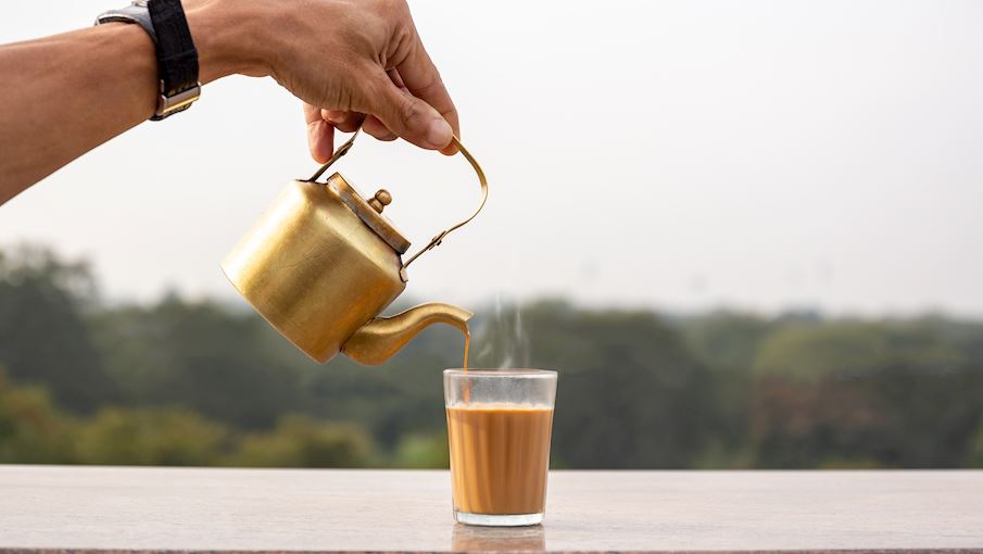 Chai masala l&agrave; một loại đồ uống thơm c&oacute; nguồn gốc từ Ấn Độ. N&oacute; được l&agrave;m từ sự kết hợp của tr&agrave; đen ngọt v&agrave; sữa được tẩm gia vị bằng hỗn hợp masala&mdash;thường bao gồm thảo quả, gừng xay, đinh hương, quế v&agrave; hạt ti&ecirc;u đen.  Tuy nhi&ecirc;n, sự lựa chọn v&agrave; tỷ lệ ch&iacute;nh x&aacute;c của c&aacute;c loại gia vị thường kh&aacute;c nhau. Mặc d&ugrave; c&oacute; một số l&yacute; thuyết cho rằng ngược lại, nguồn gốc của chai masala chủ yếu li&ecirc;n quan đến ng&agrave;nh thương mại tr&agrave; của Anh. V&agrave;o thế kỷ 19, người Trung Quốc độc quyền trong ng&agrave;nh thương mại tr&agrave;, v&agrave; người Anh đ&atilde; t&igrave;m kiếm c&aacute;c thị trường kh&aacute;c c&oacute; thể đ&aacute;p ứng nhu cầu cao về tr&agrave; đen&mdash;l&agrave; loại tr&agrave; được ưa chuộng ở ch&acirc;u &Acirc;u. 